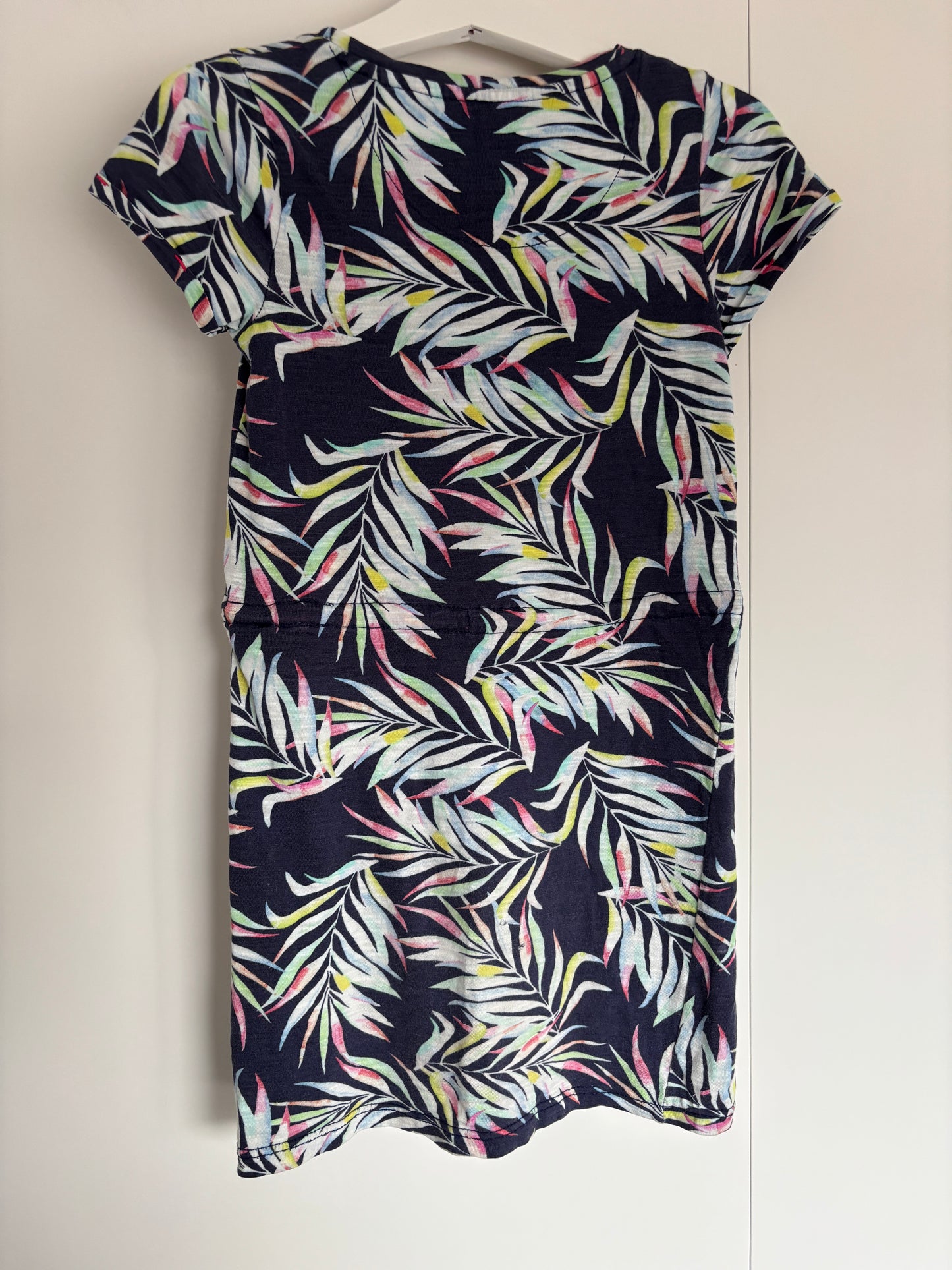 Marineblauw jurkje met geleurde bladeren