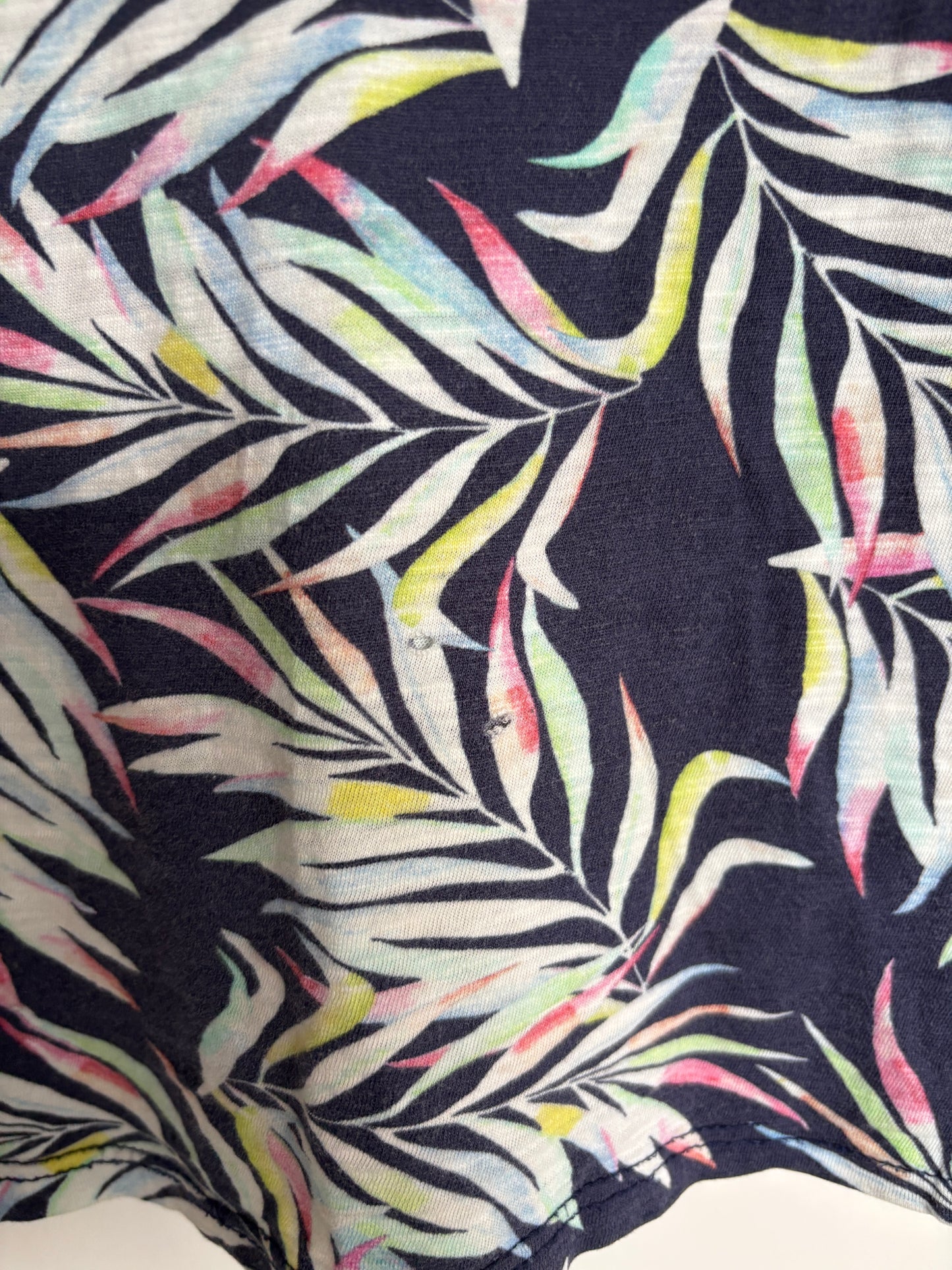 Marineblauw jurkje met geleurde bladeren