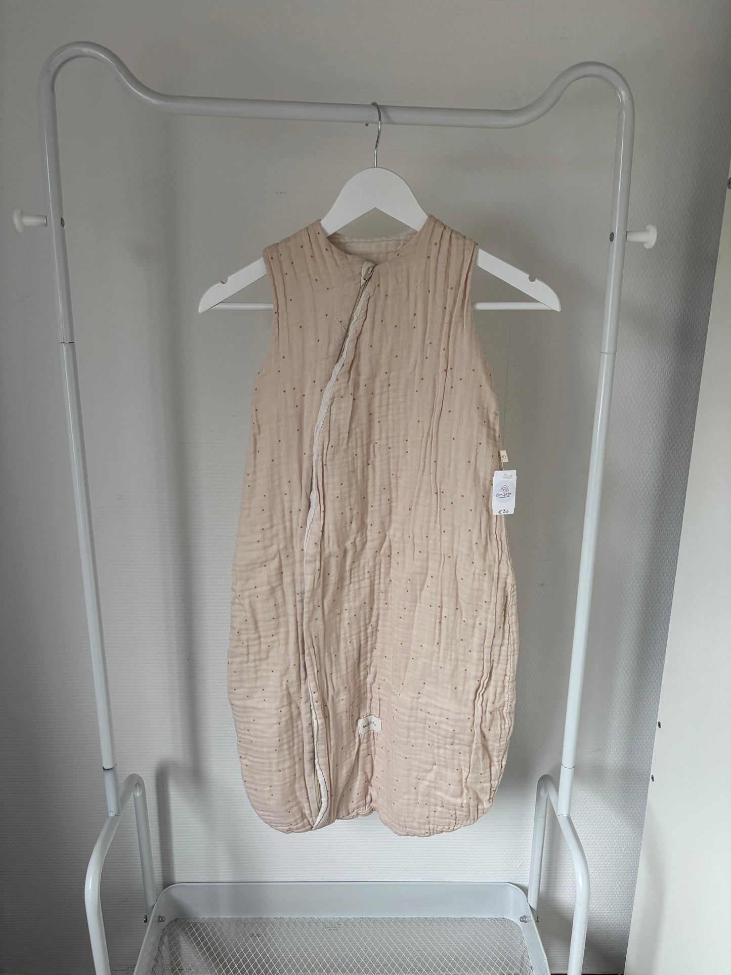 Gestippelde crèmekleurige slaapzak