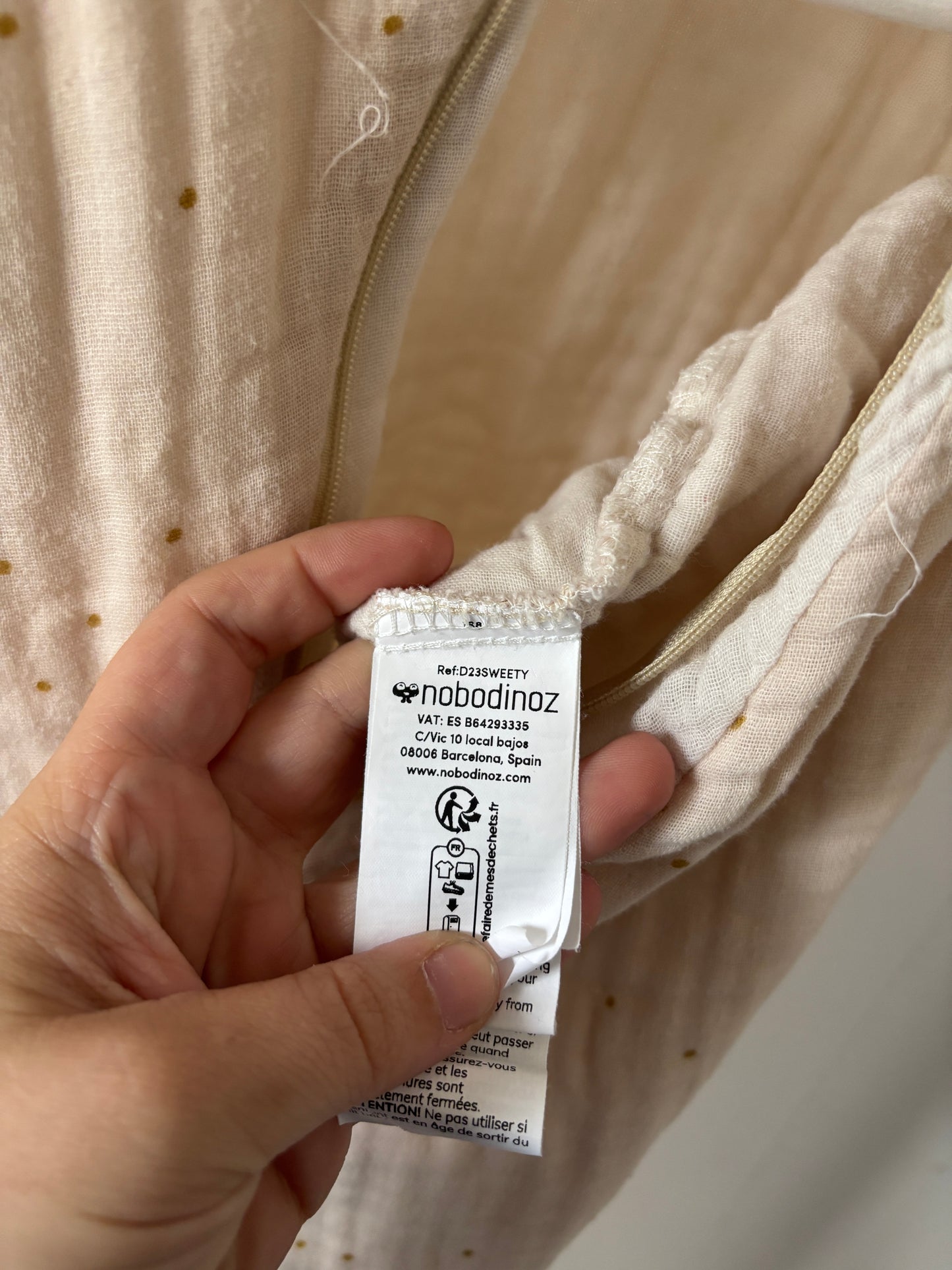 Gestippelde crèmekleurige slaapzak