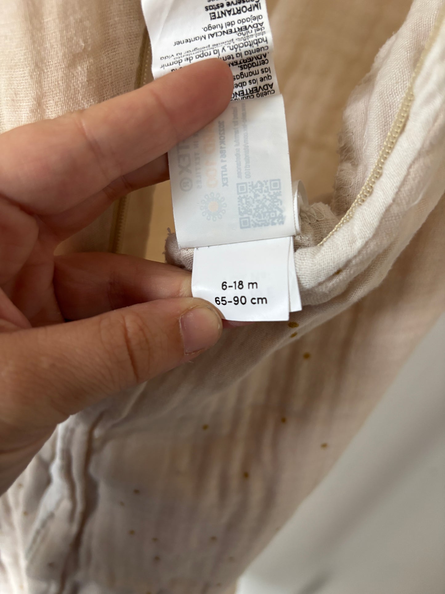 Gestippelde crèmekleurige slaapzak