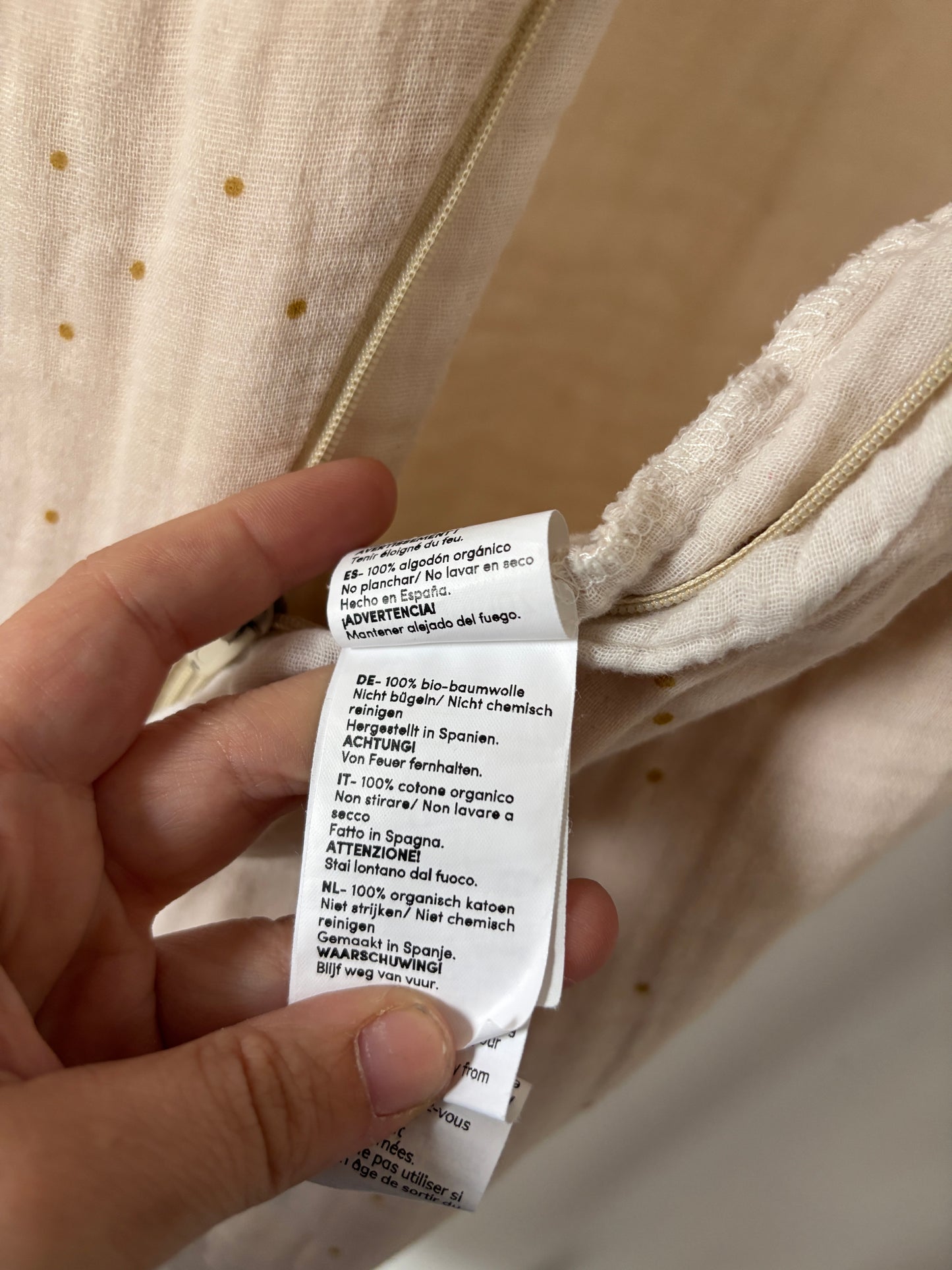 Gestippelde crèmekleurige slaapzak