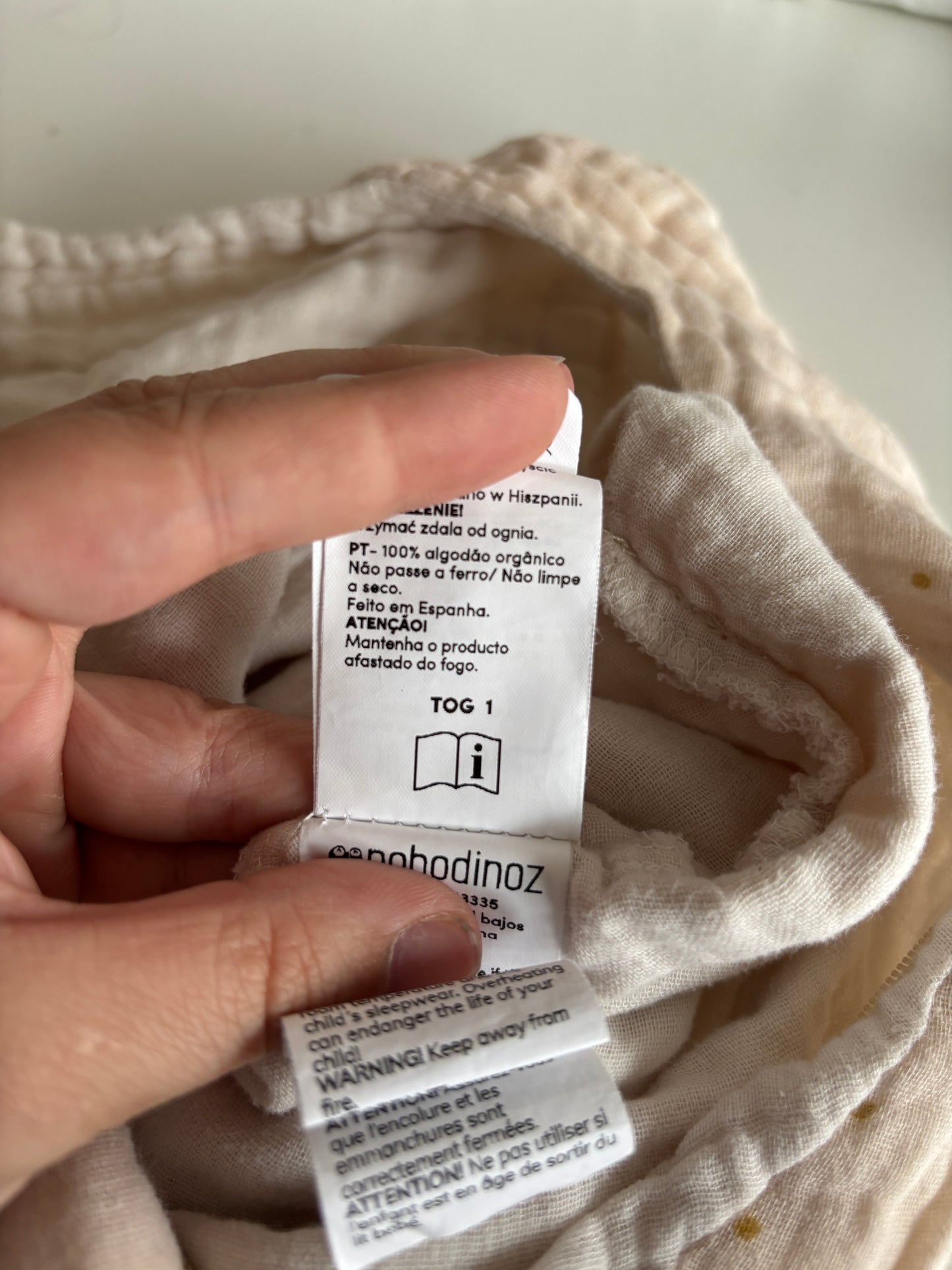 Gestippelde crèmekleurige slaapzak