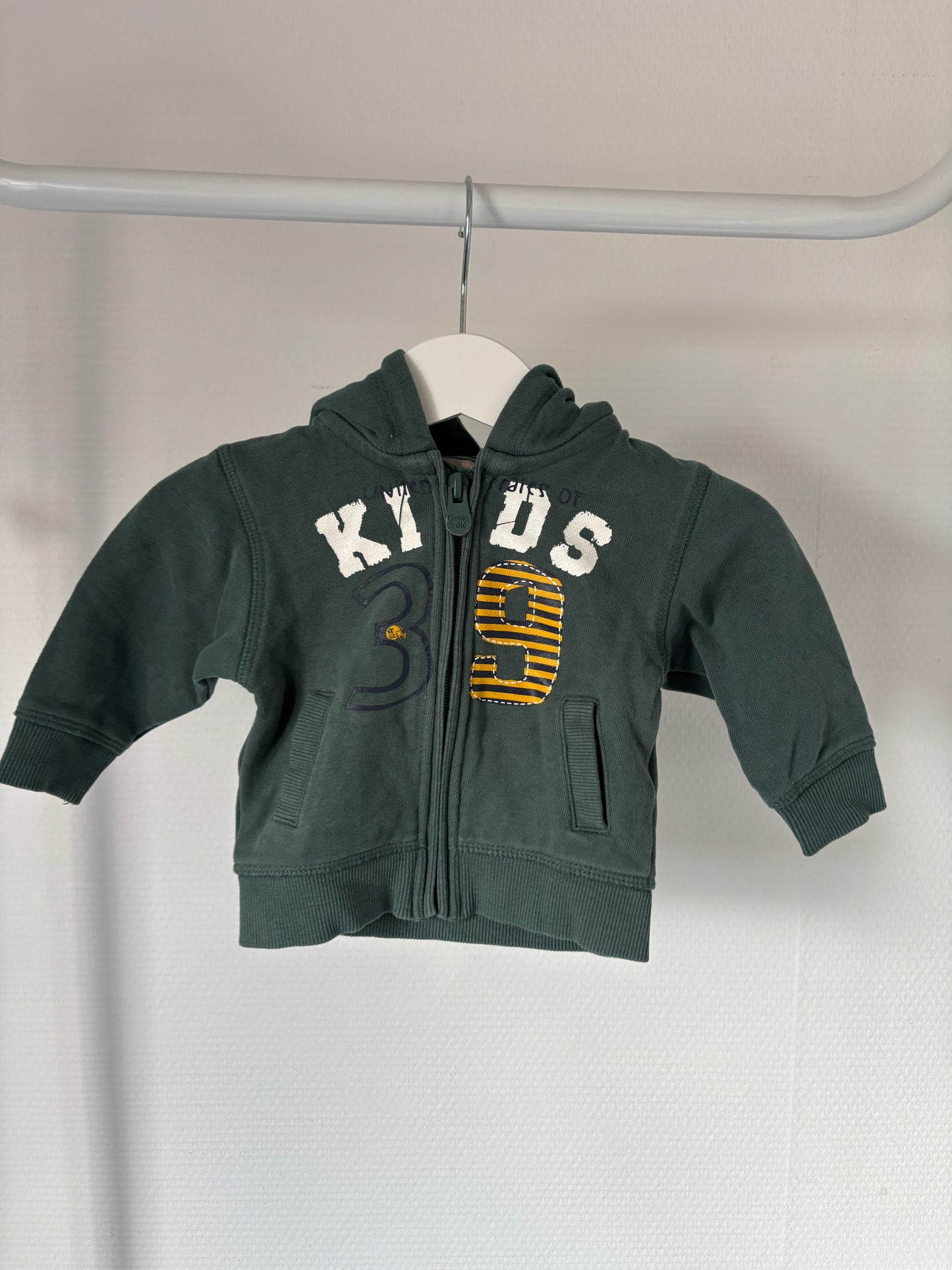 Groene vest met capuchon