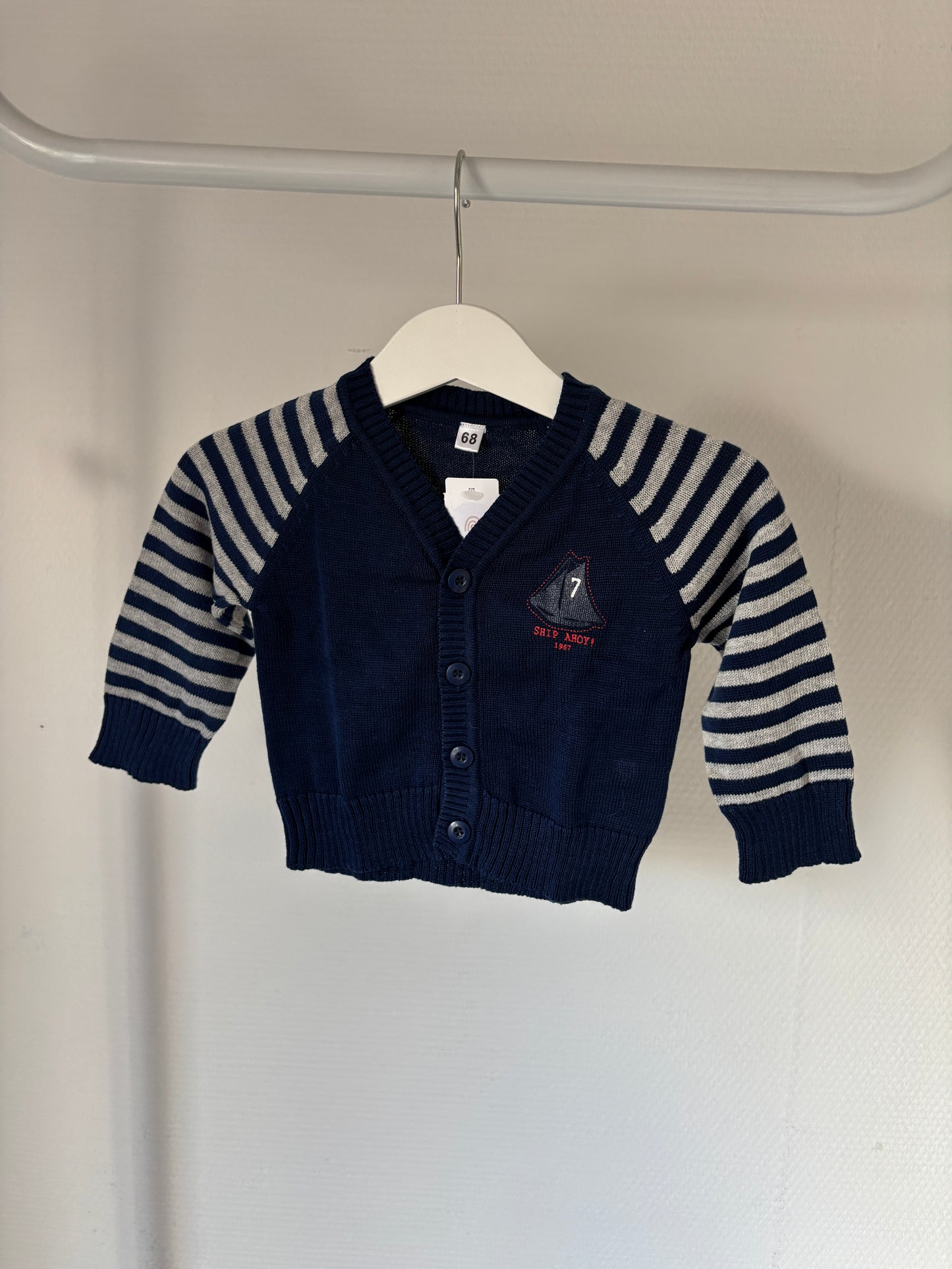 Marineblauwe cardigan met gestreepte mouwen