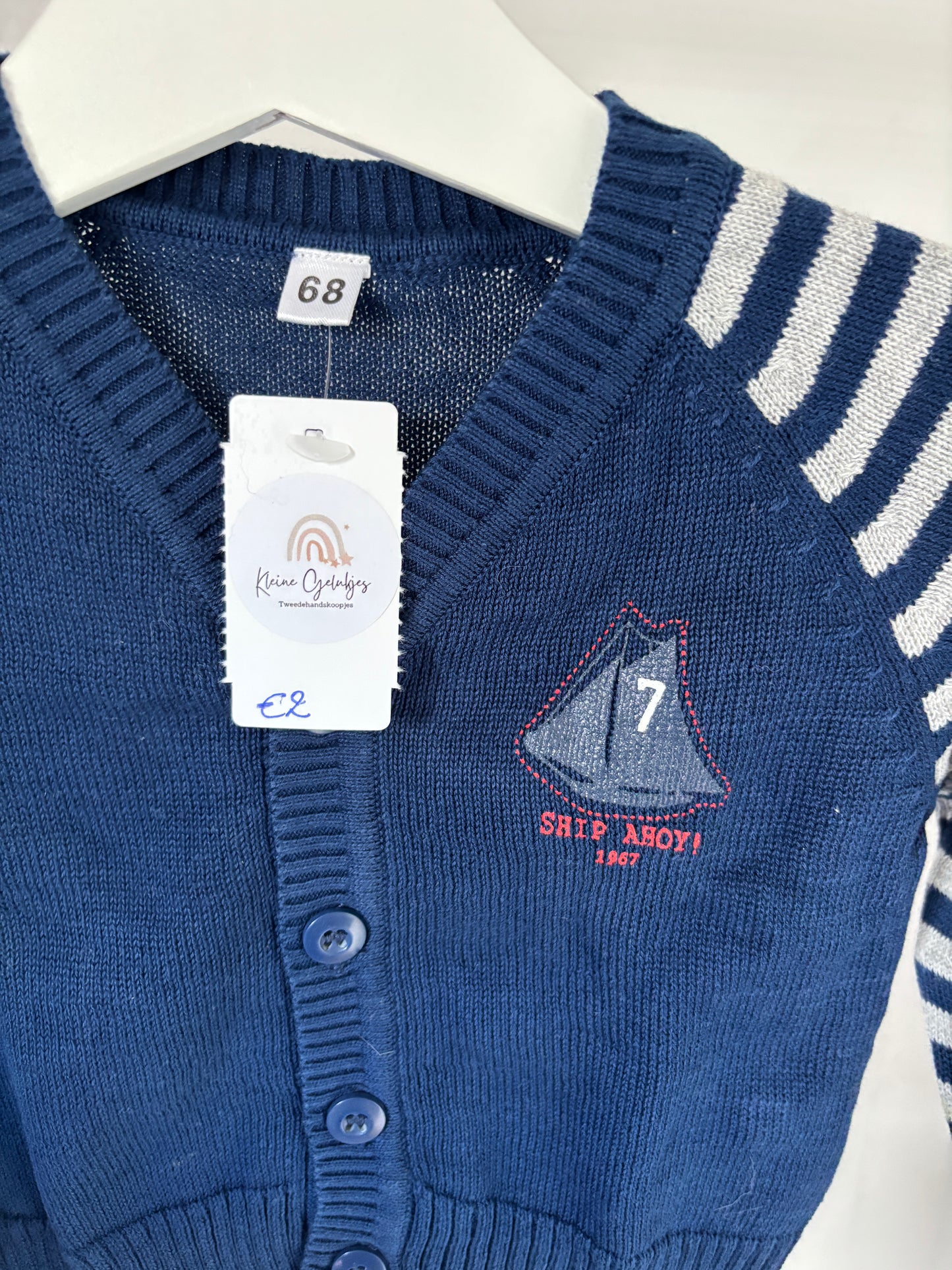 Marineblauwe cardigan met gestreepte mouwen