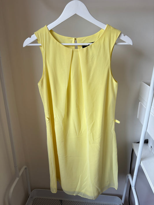 Lichtgele jurk