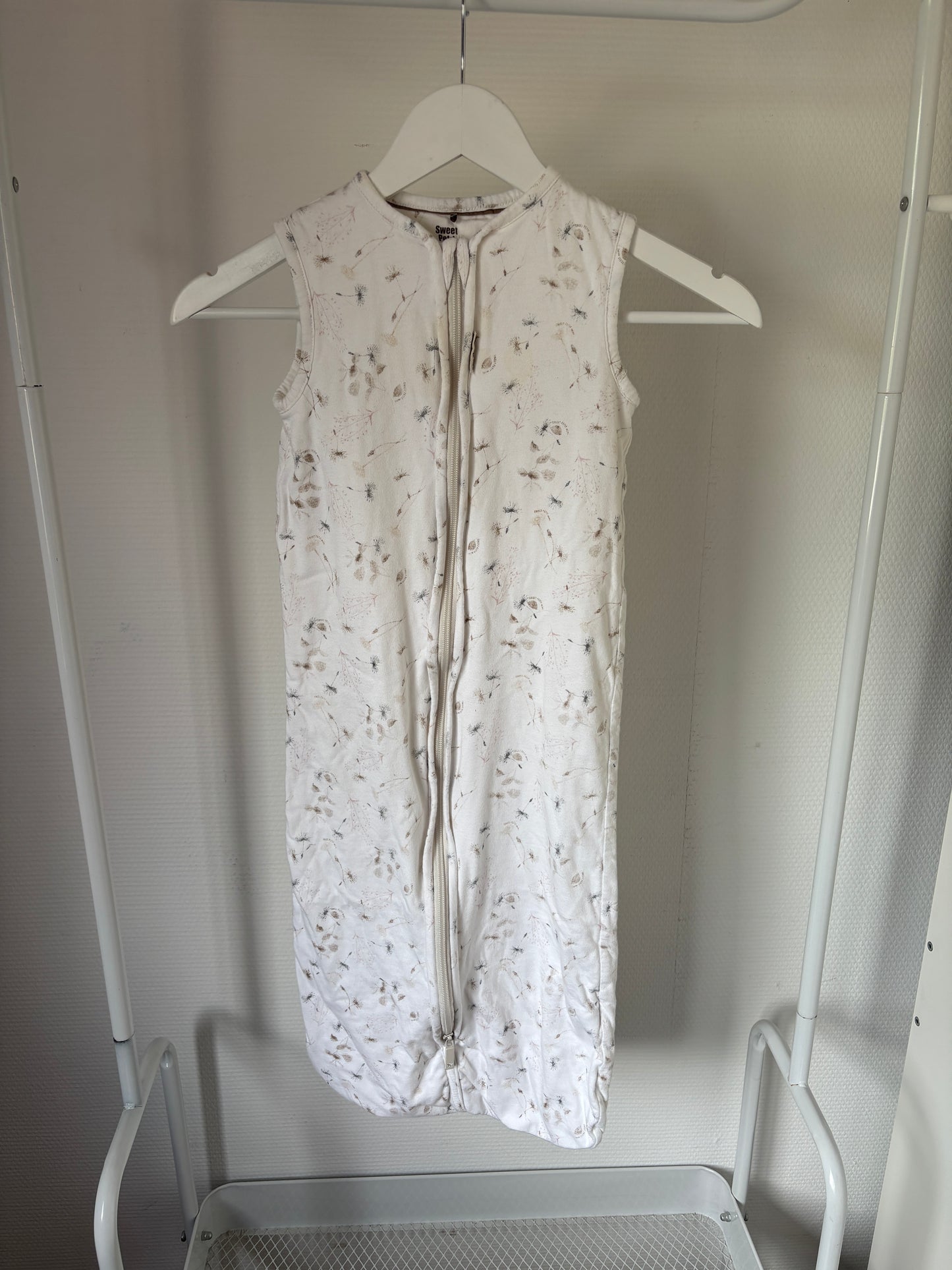 Witte slaapzak met bloemen