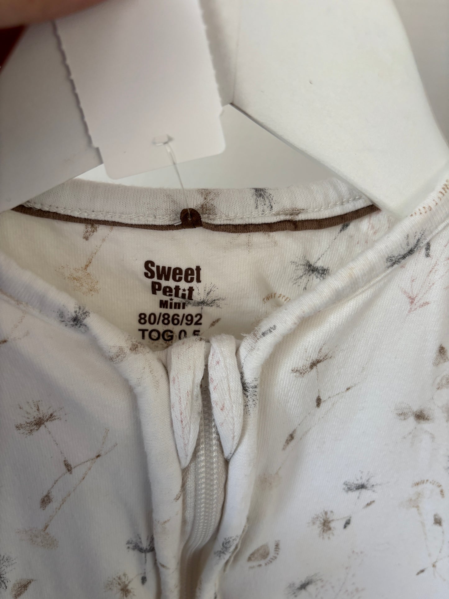 Witte slaapzak met bloemen