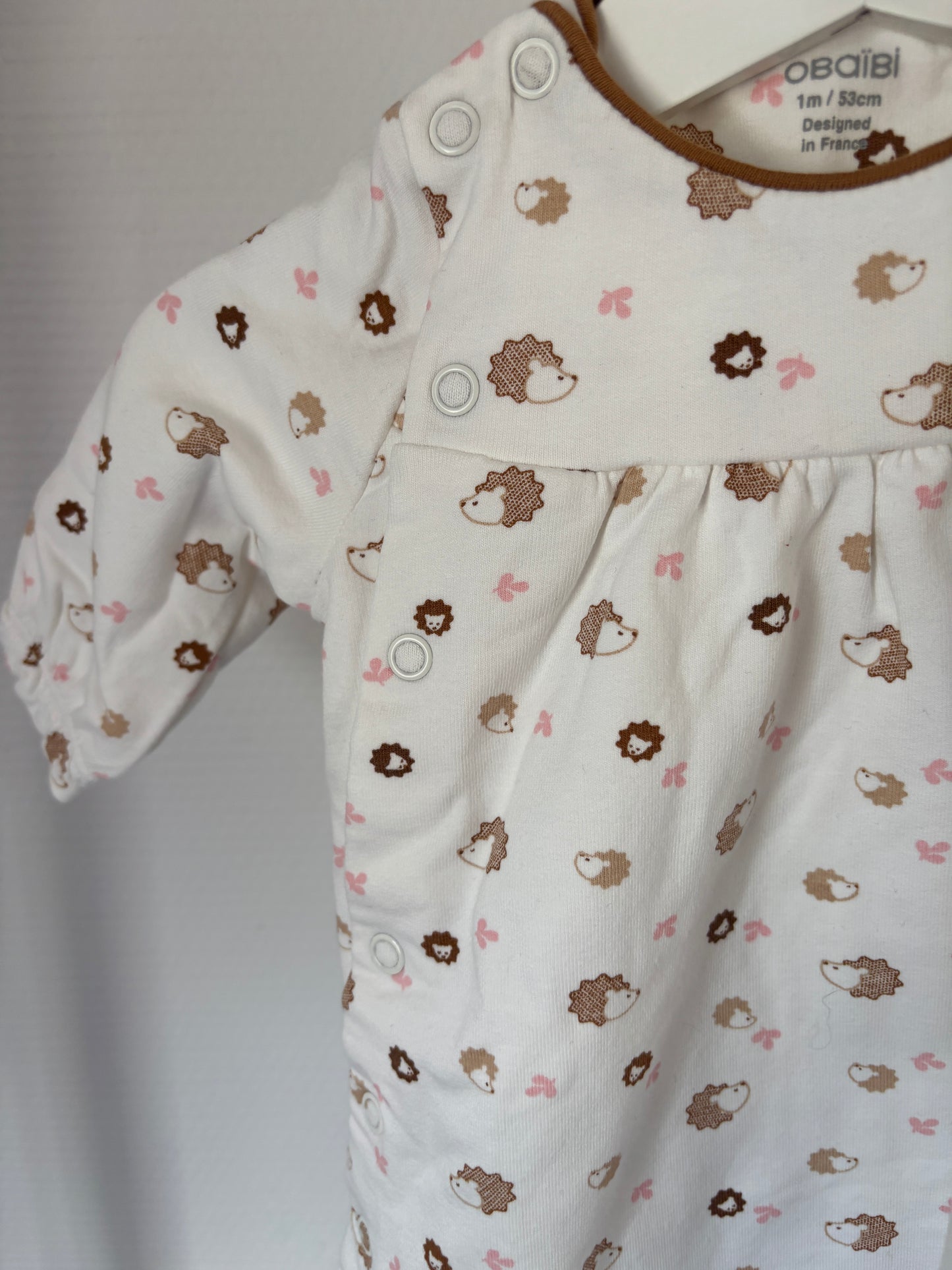 Wit jurkje met egeltjes