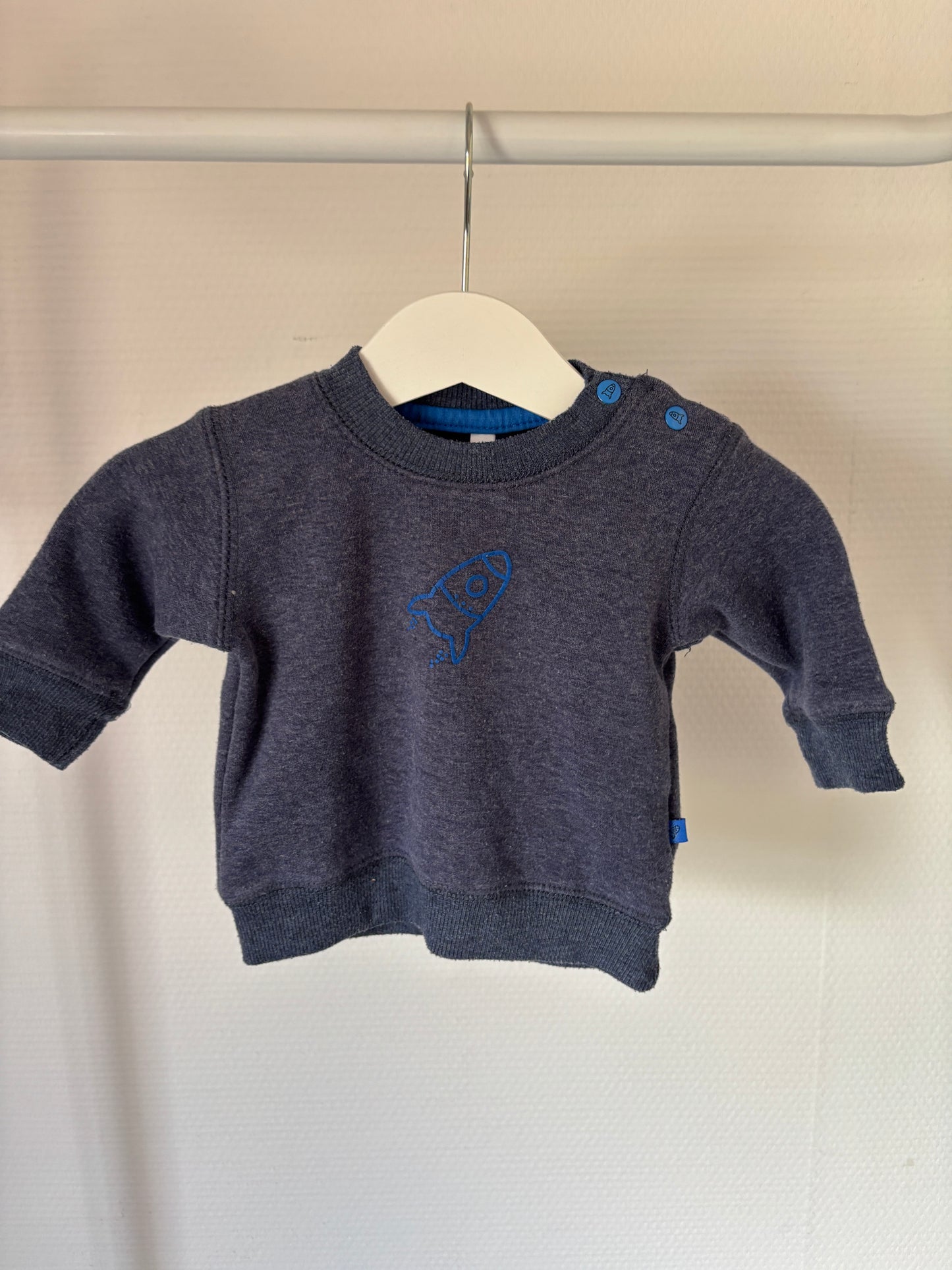 Blauwgrijze sweater met raket