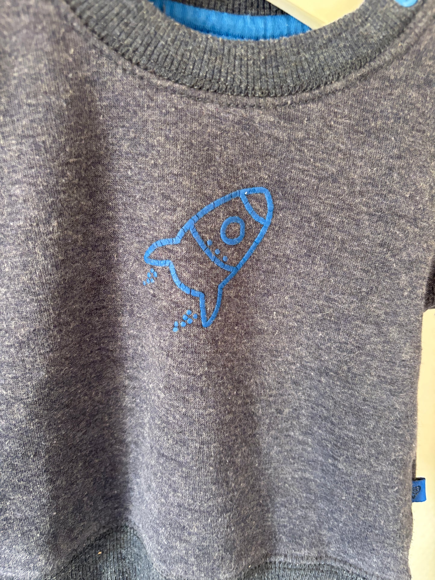 Blauwgrijze sweater met raket