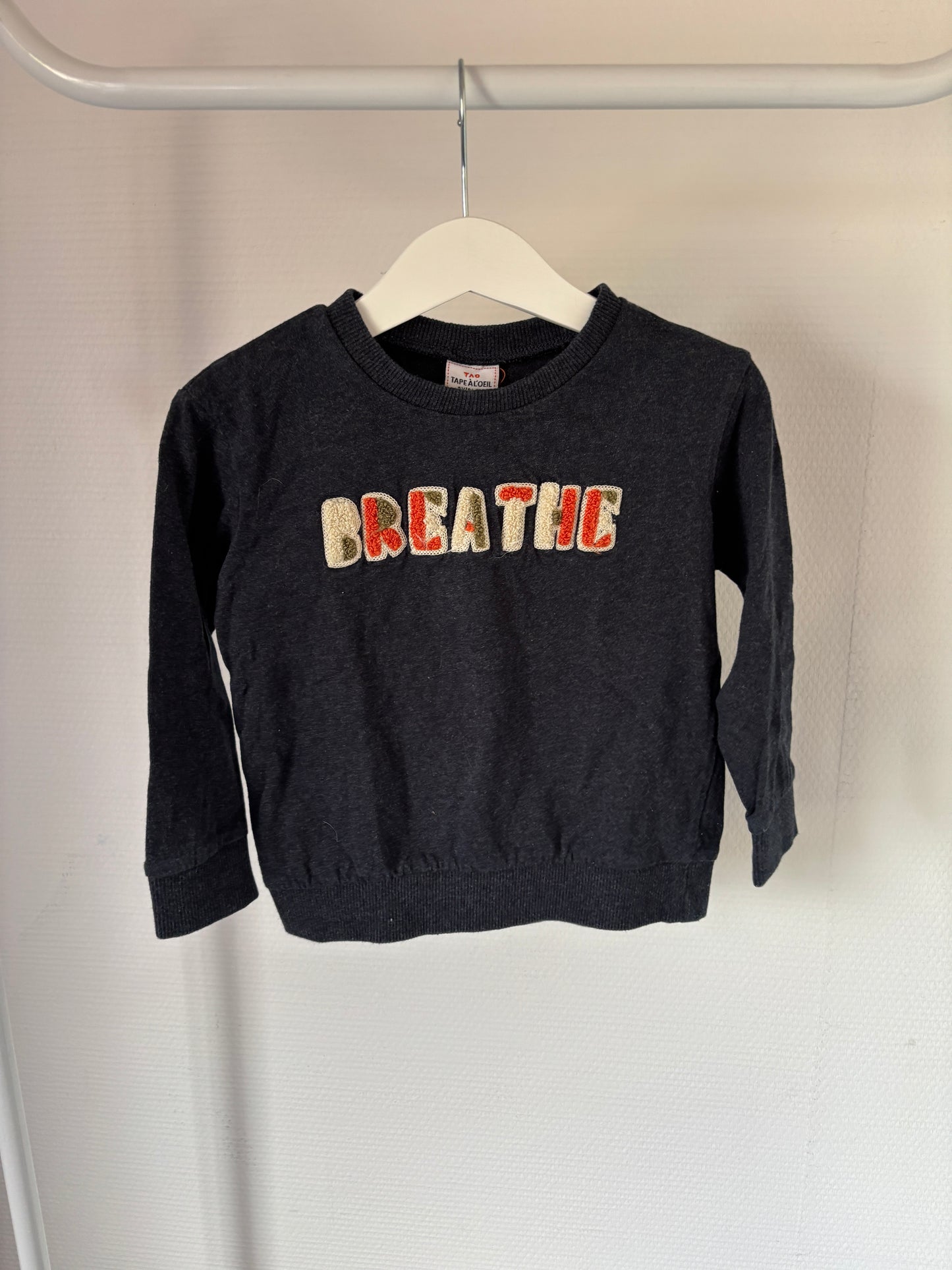 Marineblauwe sweater "Breathe"