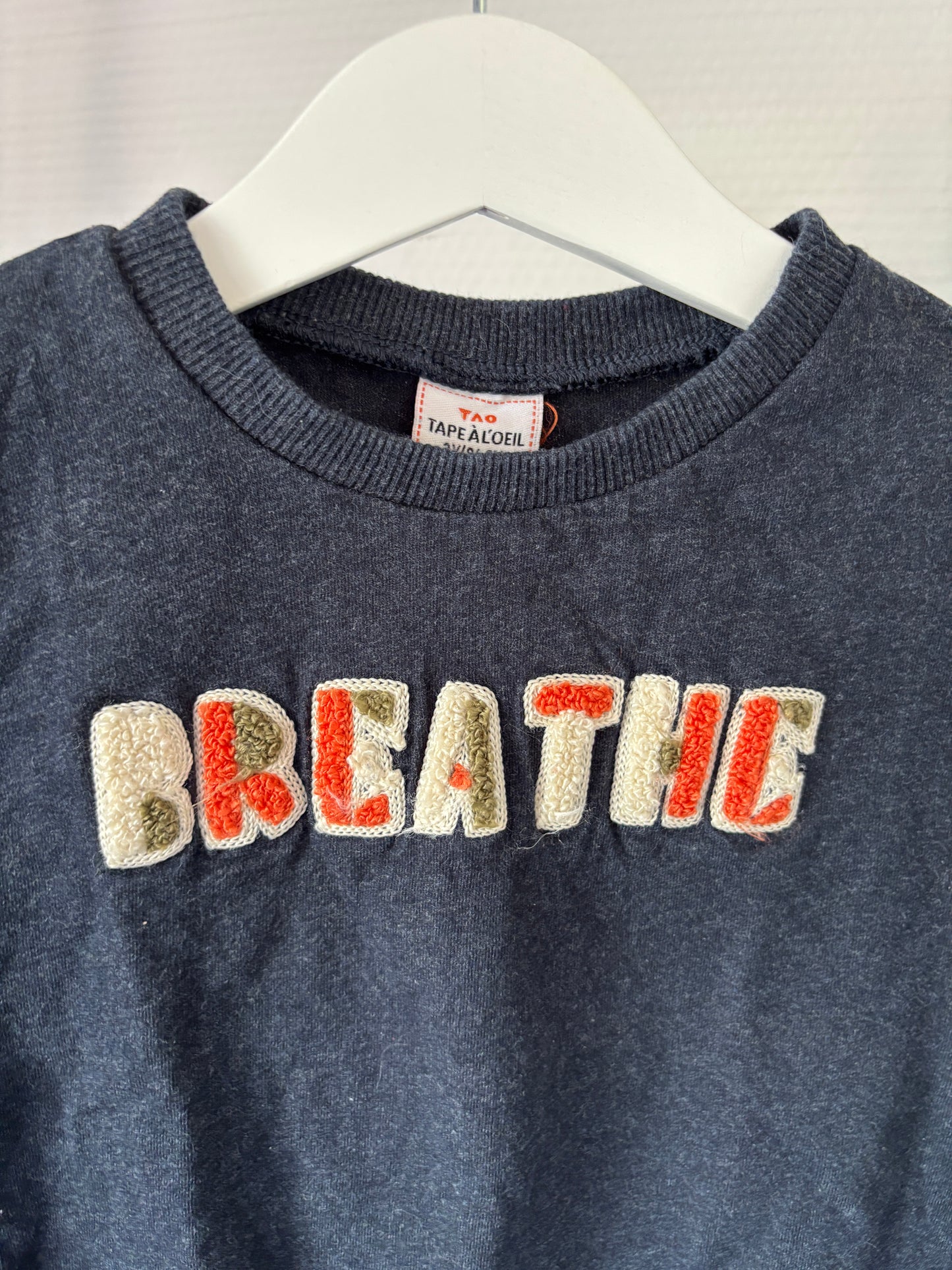 Marineblauwe sweater "Breathe"