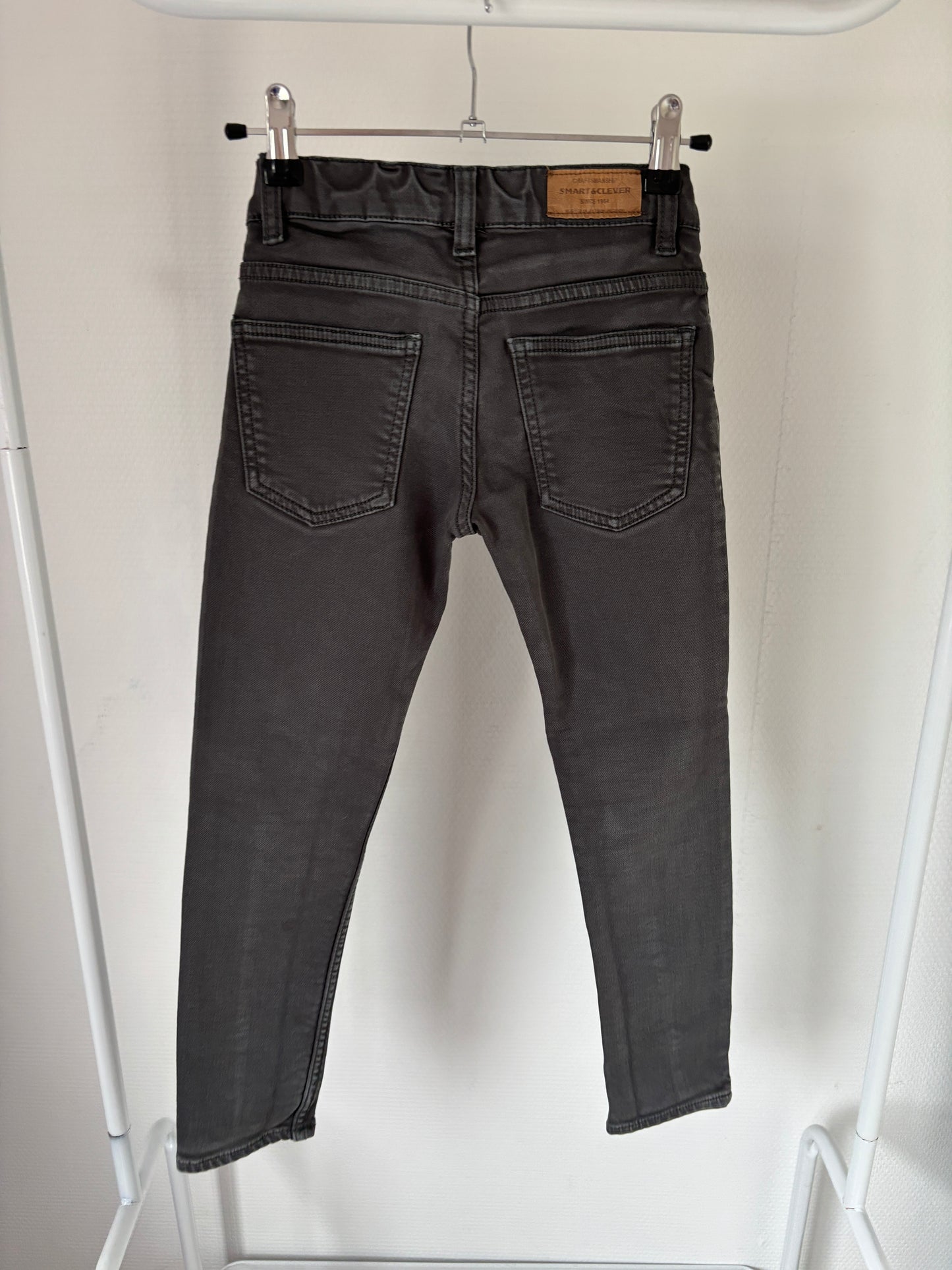 Donkergrijze jeansbroek