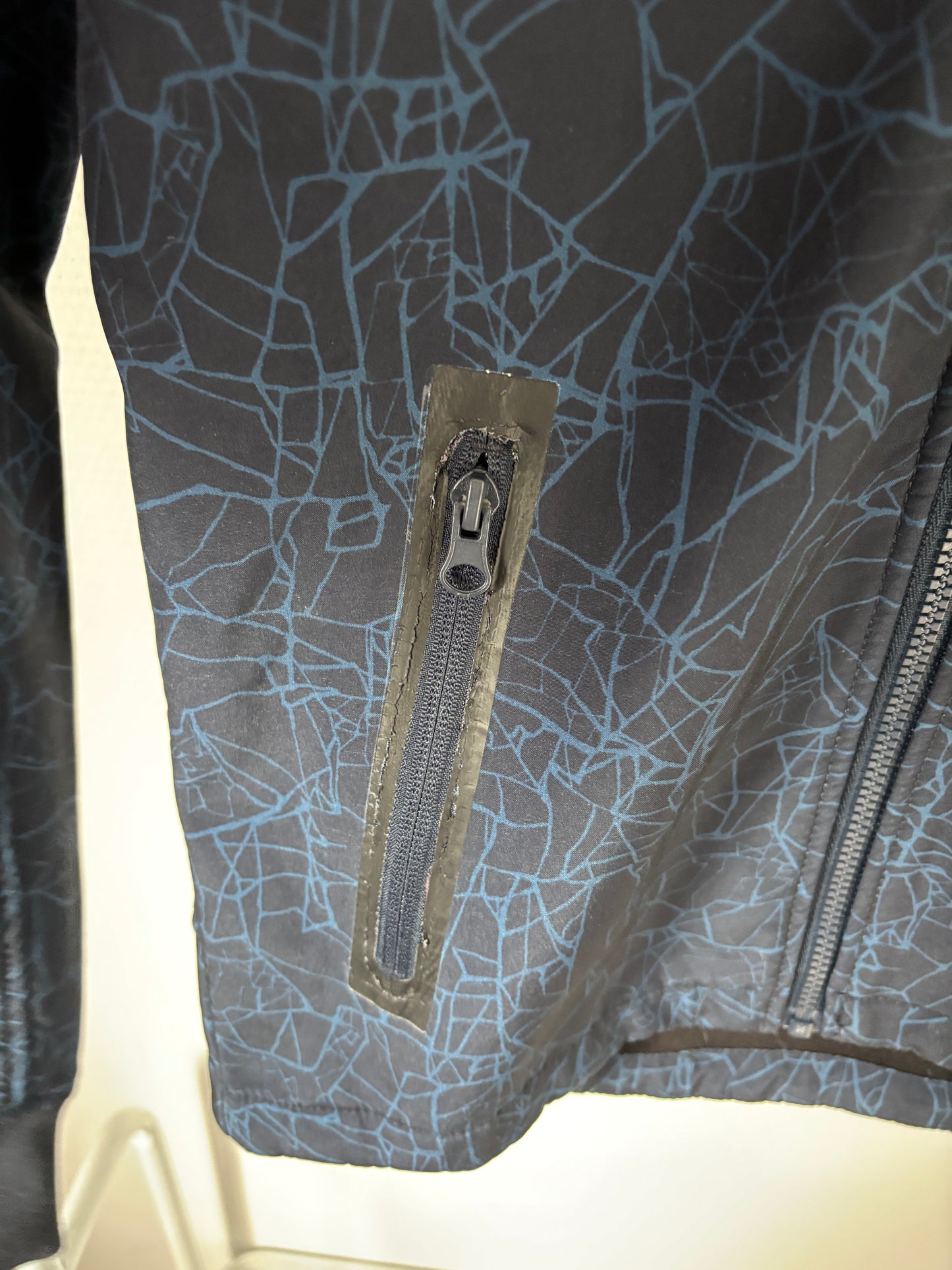 Marineblauwe winddichte jas