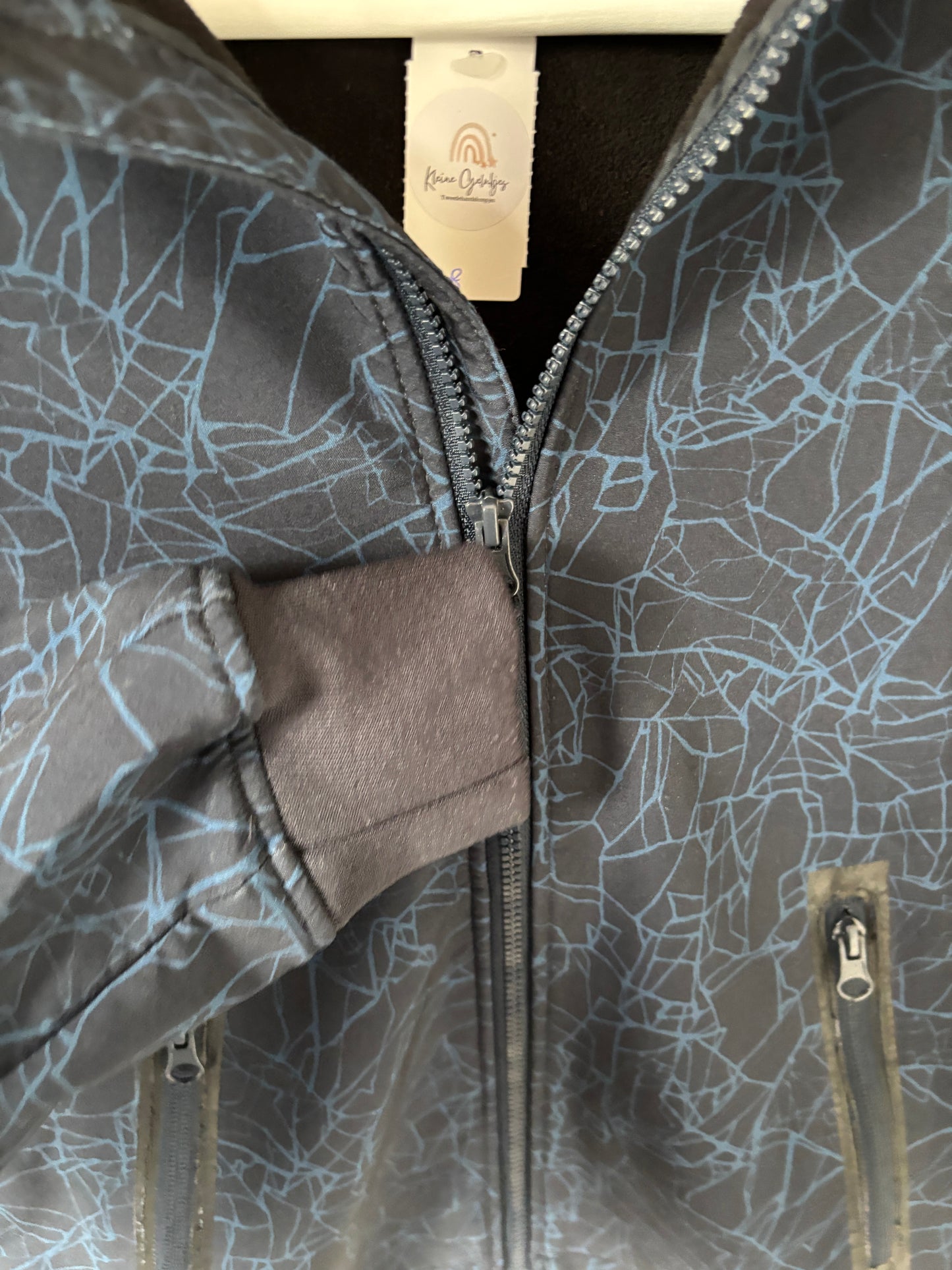 Marineblauwe winddichte jas