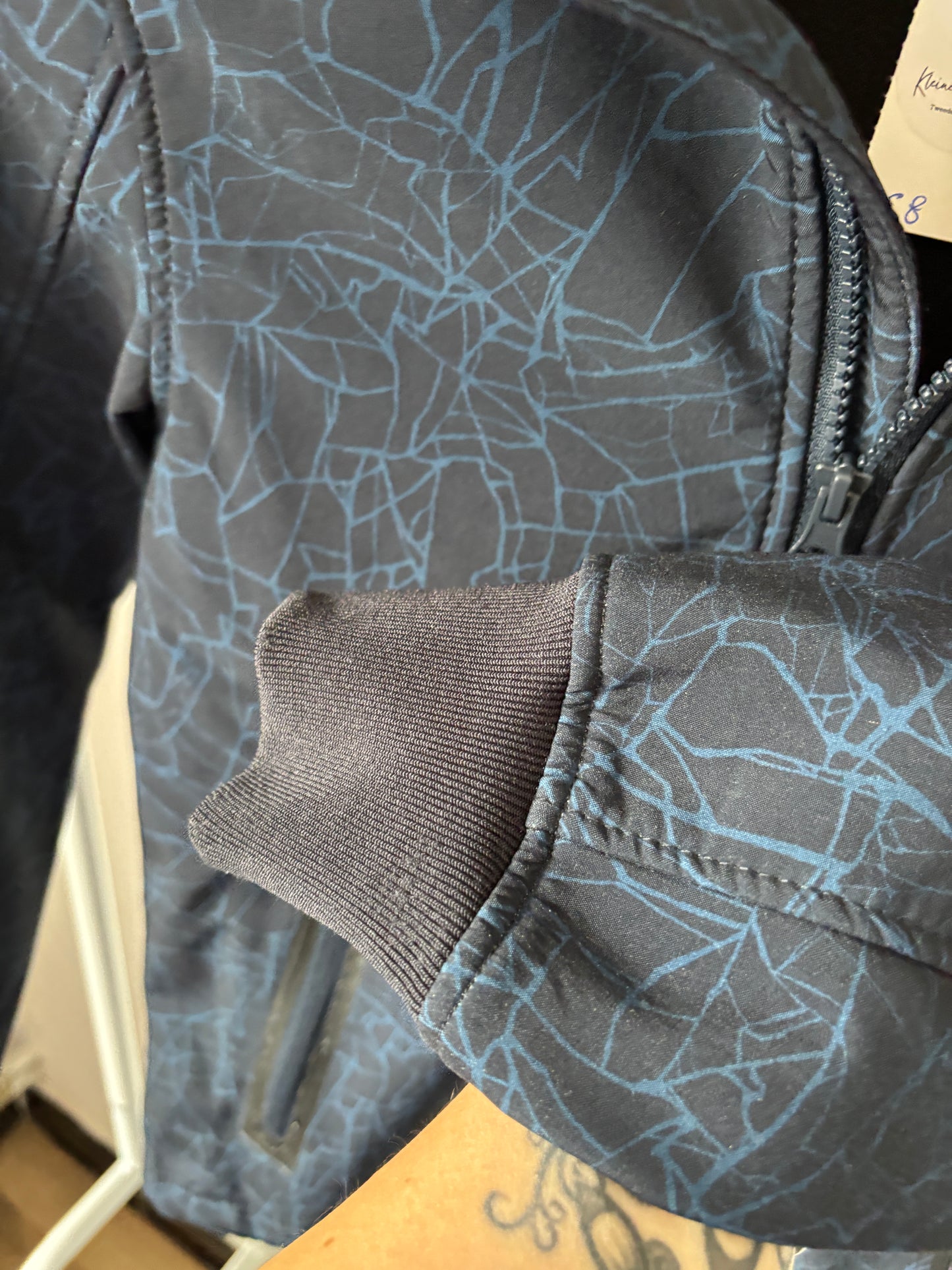 Marineblauwe winddichte jas