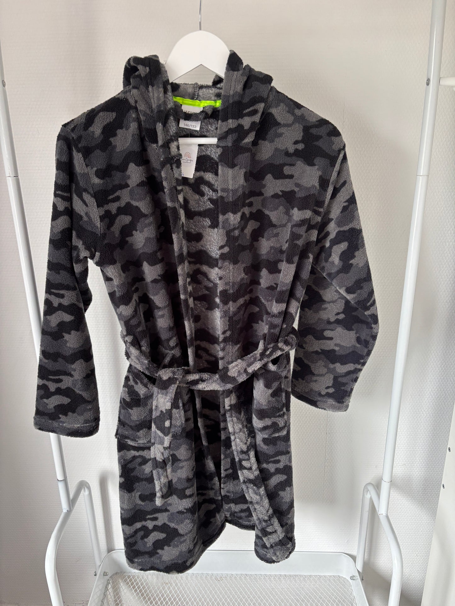 Zwarte kamerjas met camouflageprint