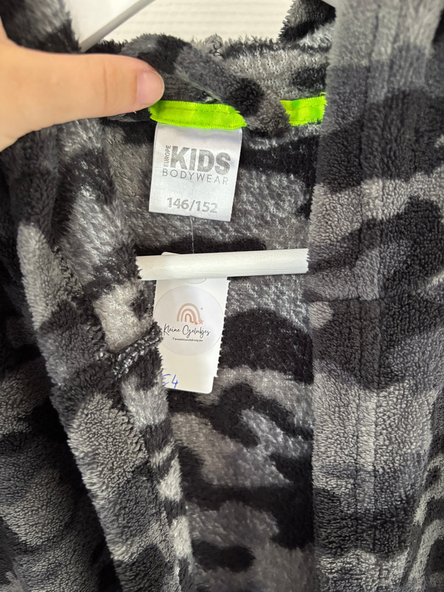 Zwarte kamerjas met camouflageprint