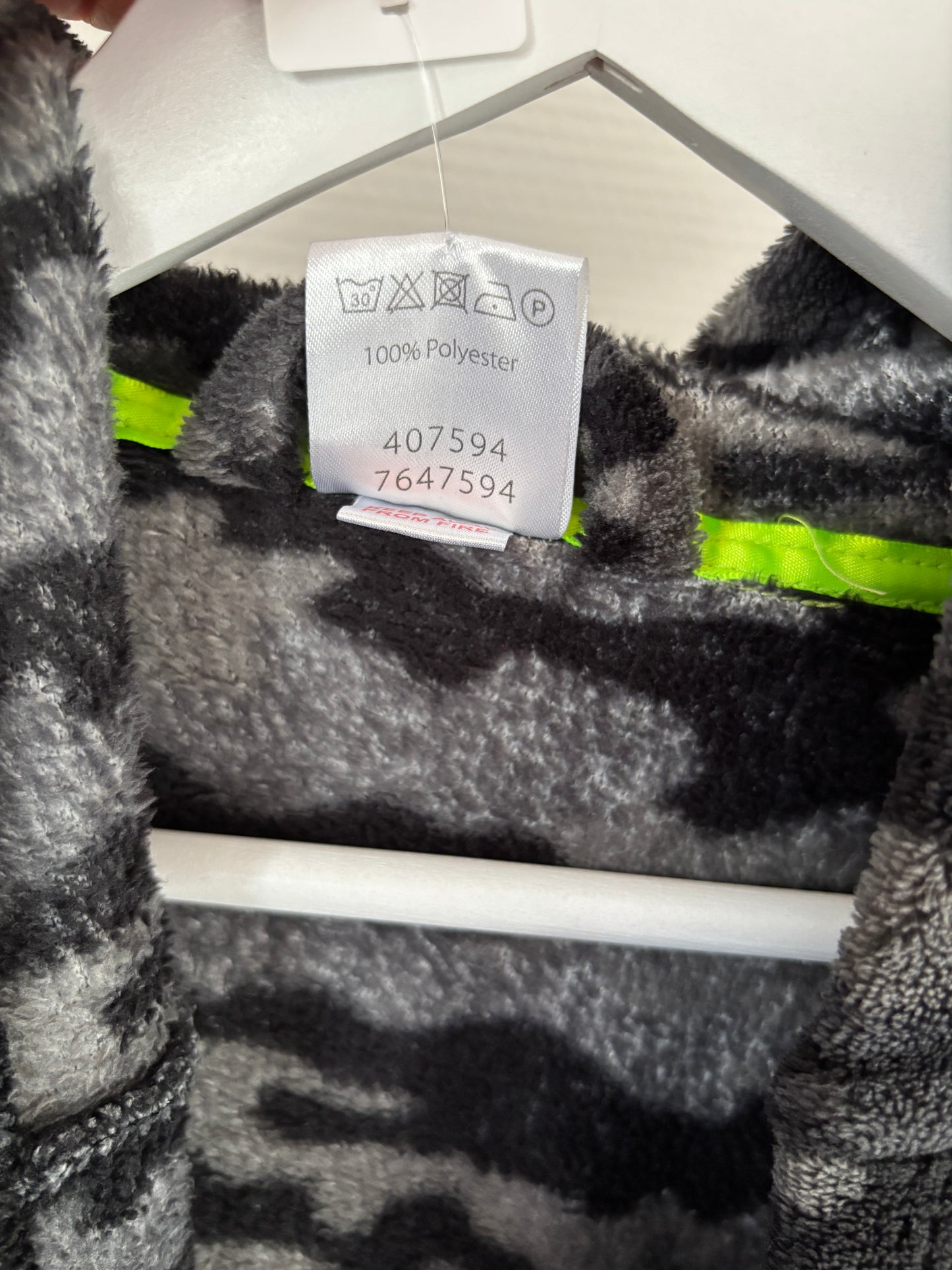 Zwarte kamerjas met camouflageprint