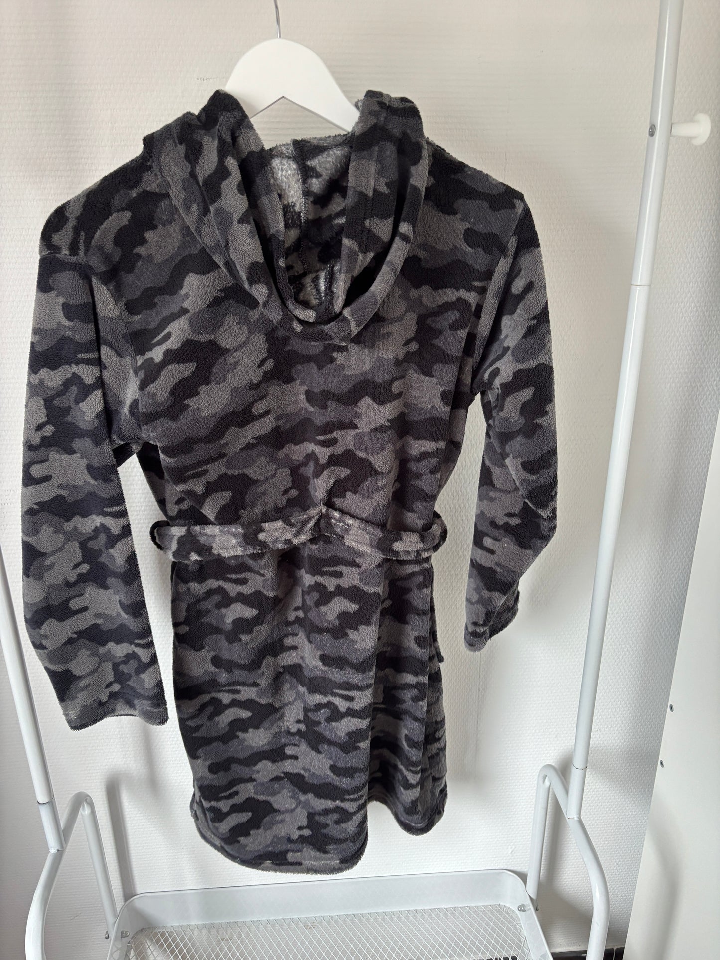 Zwarte kamerjas met camouflageprint