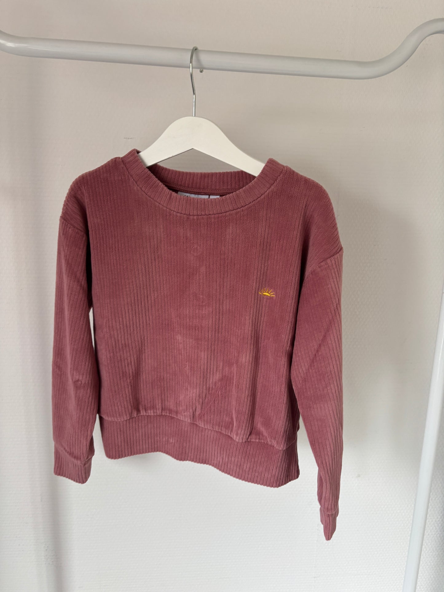 Roze ribfluwelen trui