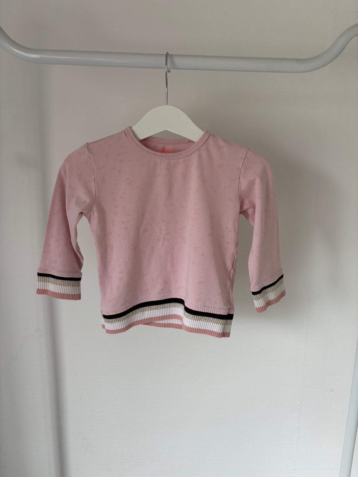 Lichtroze gestippeld truitje