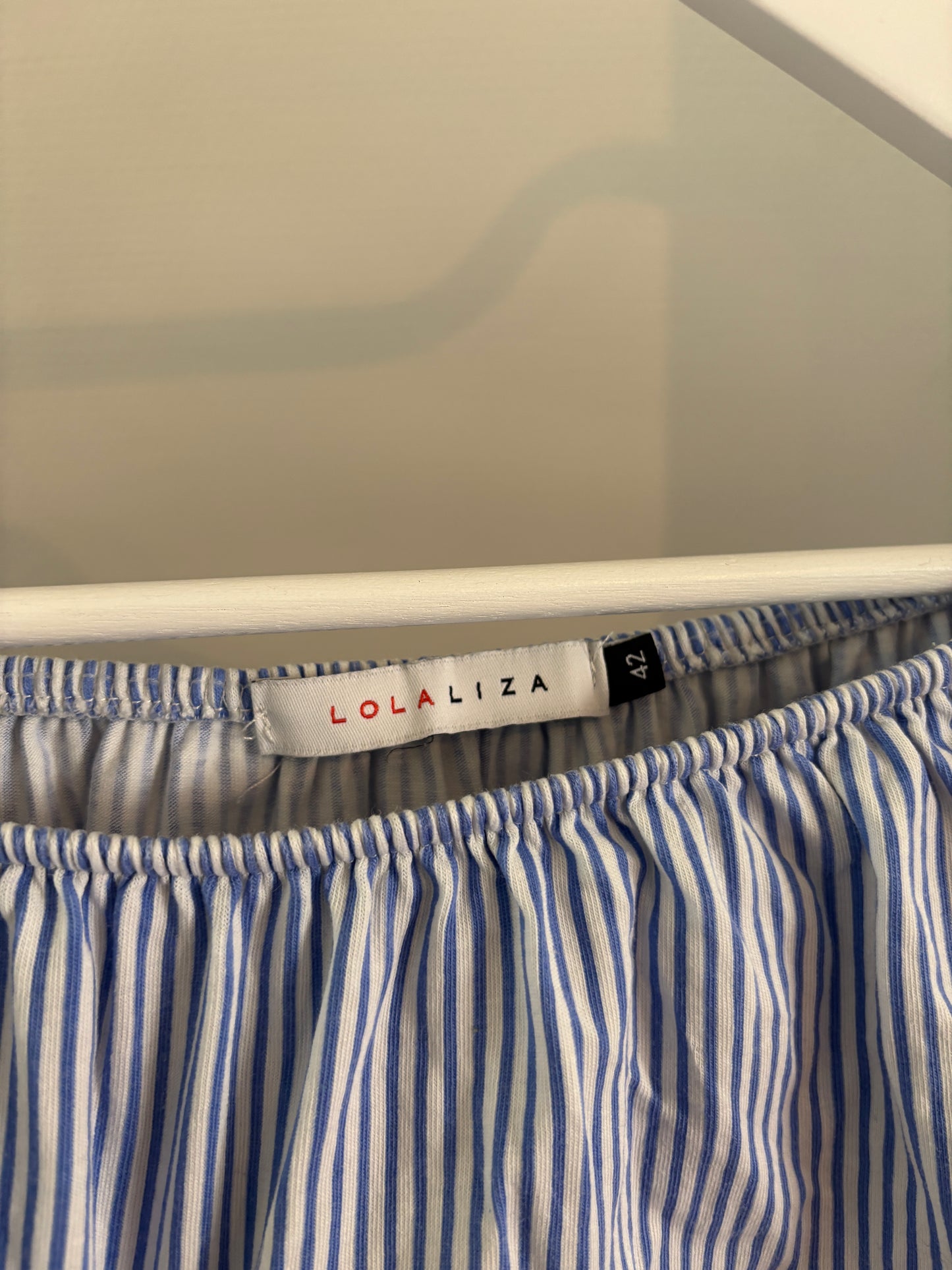 Gestreepte off-shoulder jurk