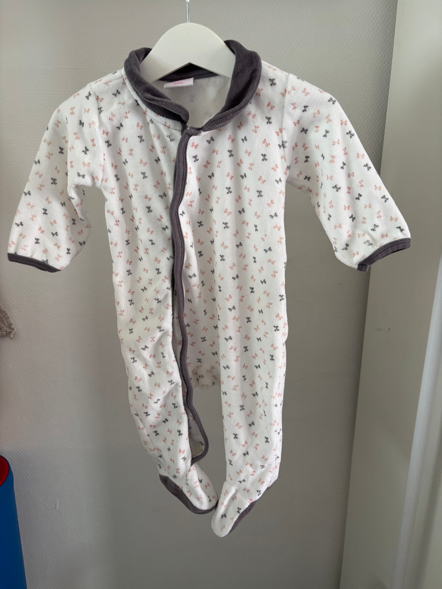 Witte eendelige winterpyjama