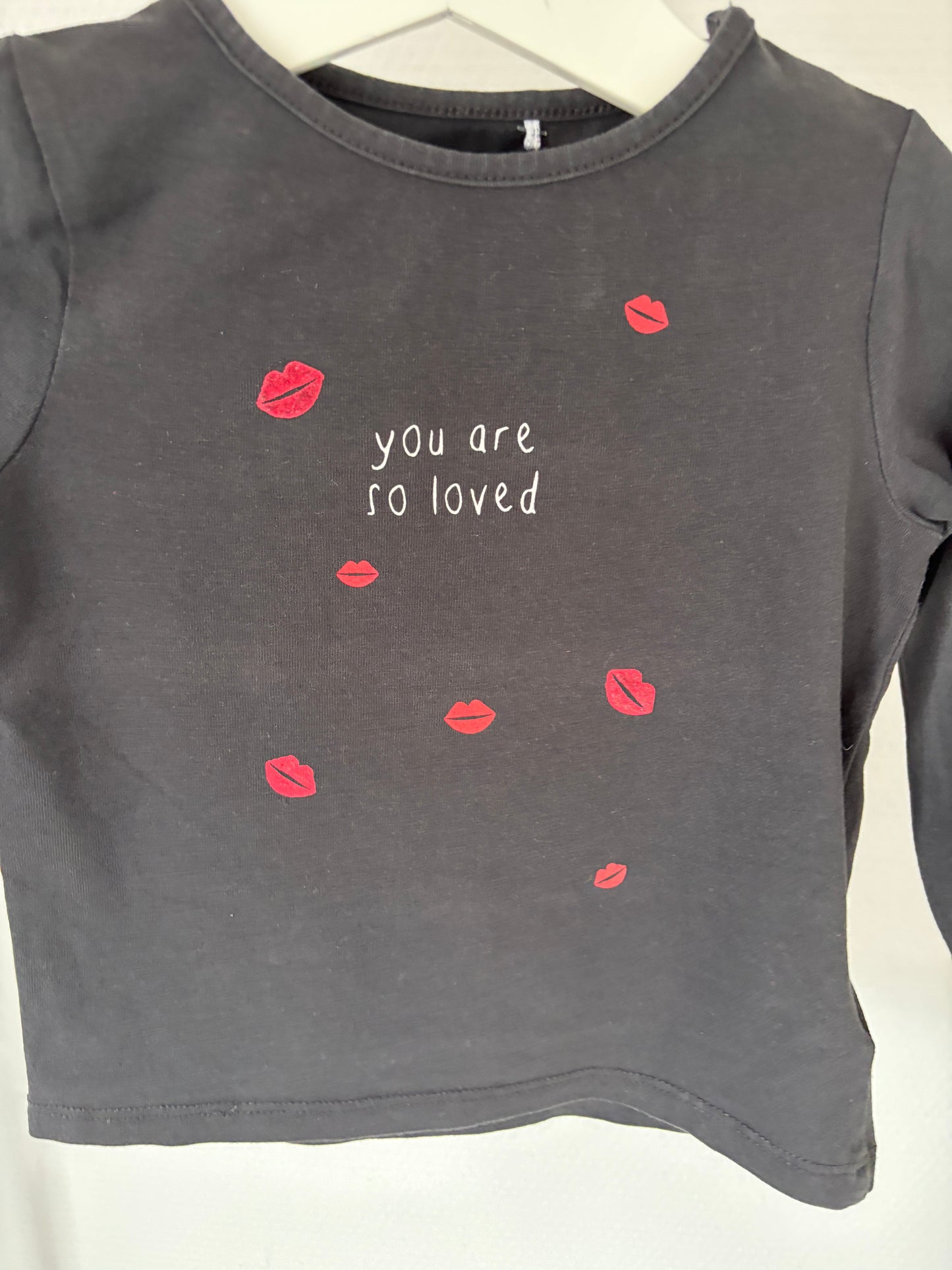 Zwarte longsleeve "You are so loved"
