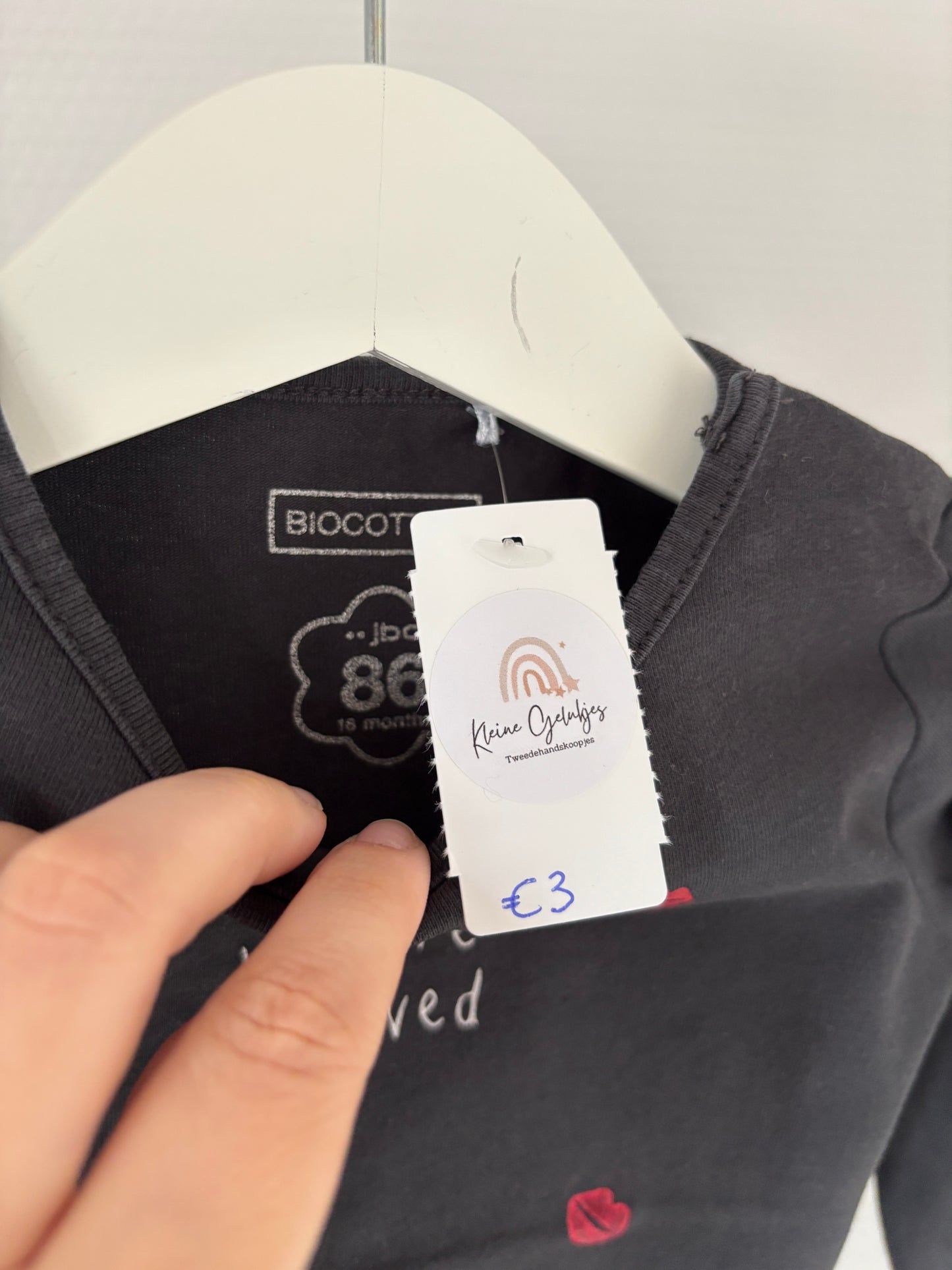 Zwarte longsleeve "You are so loved"