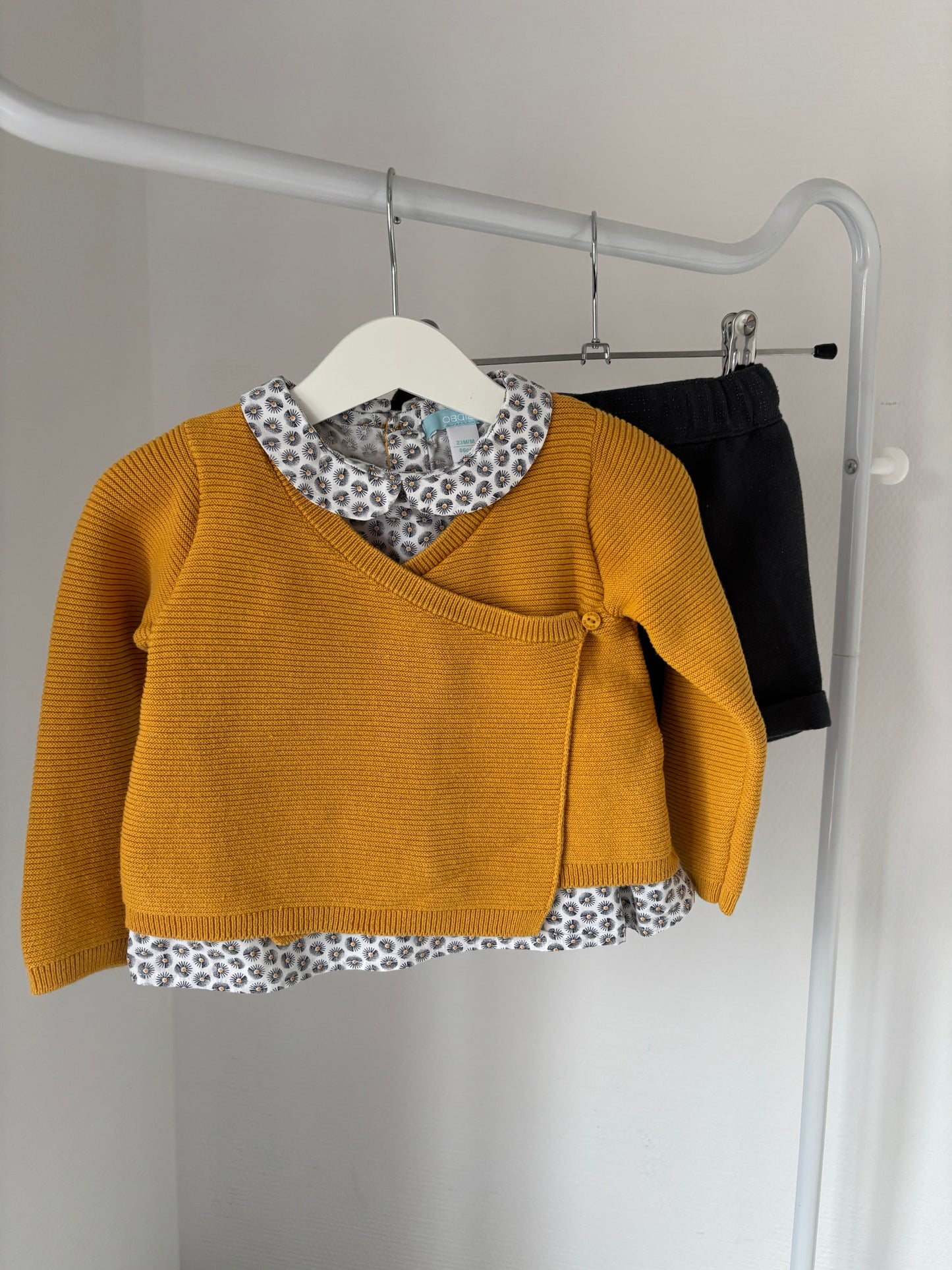 Setje: cardigan met hemdje en shortje
