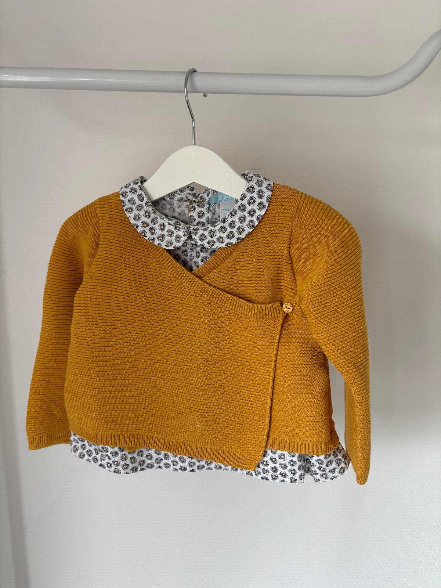 Setje: cardigan met hemdje en shortje