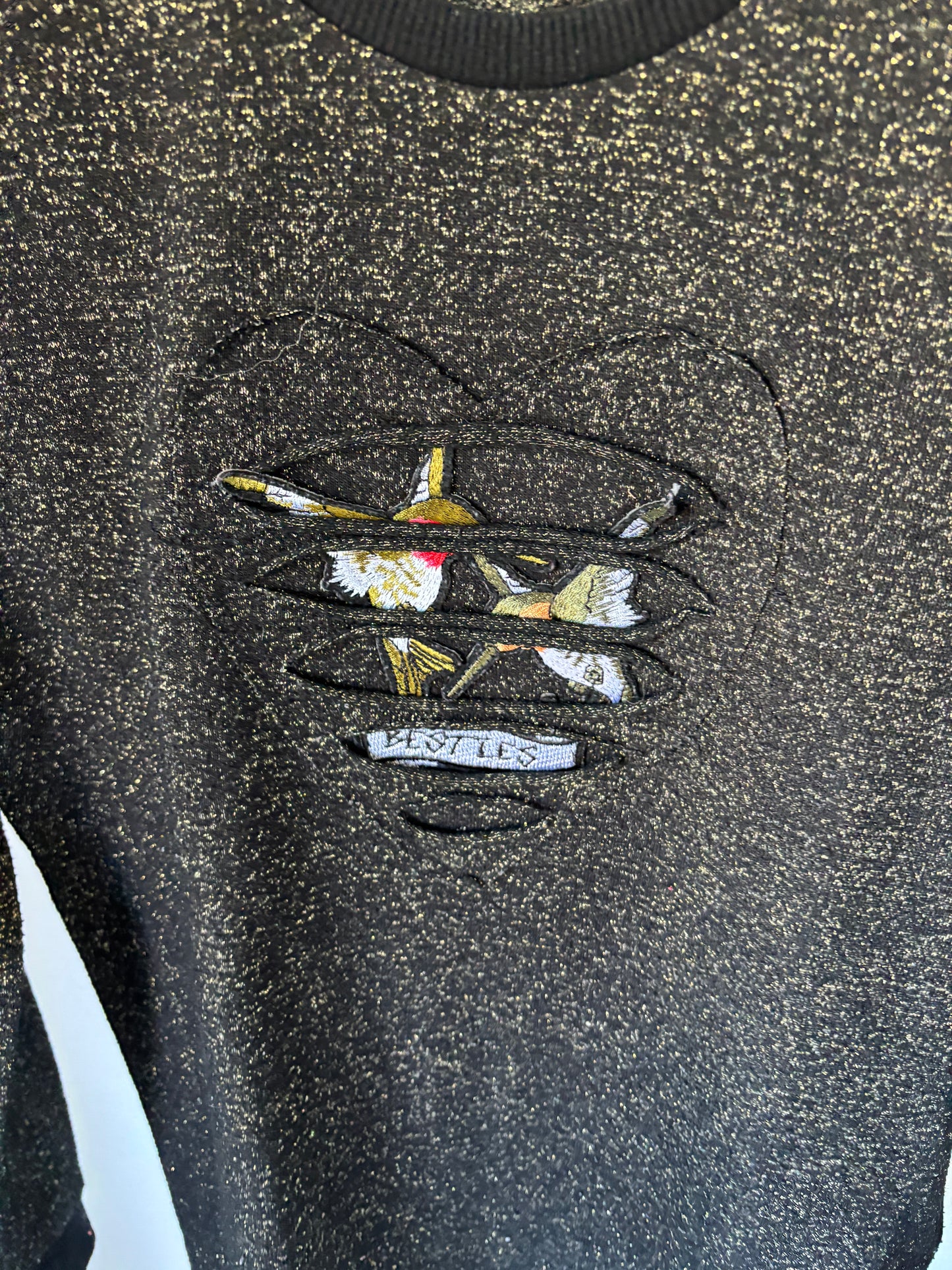 Zwarte trui met gouden glitterdraad