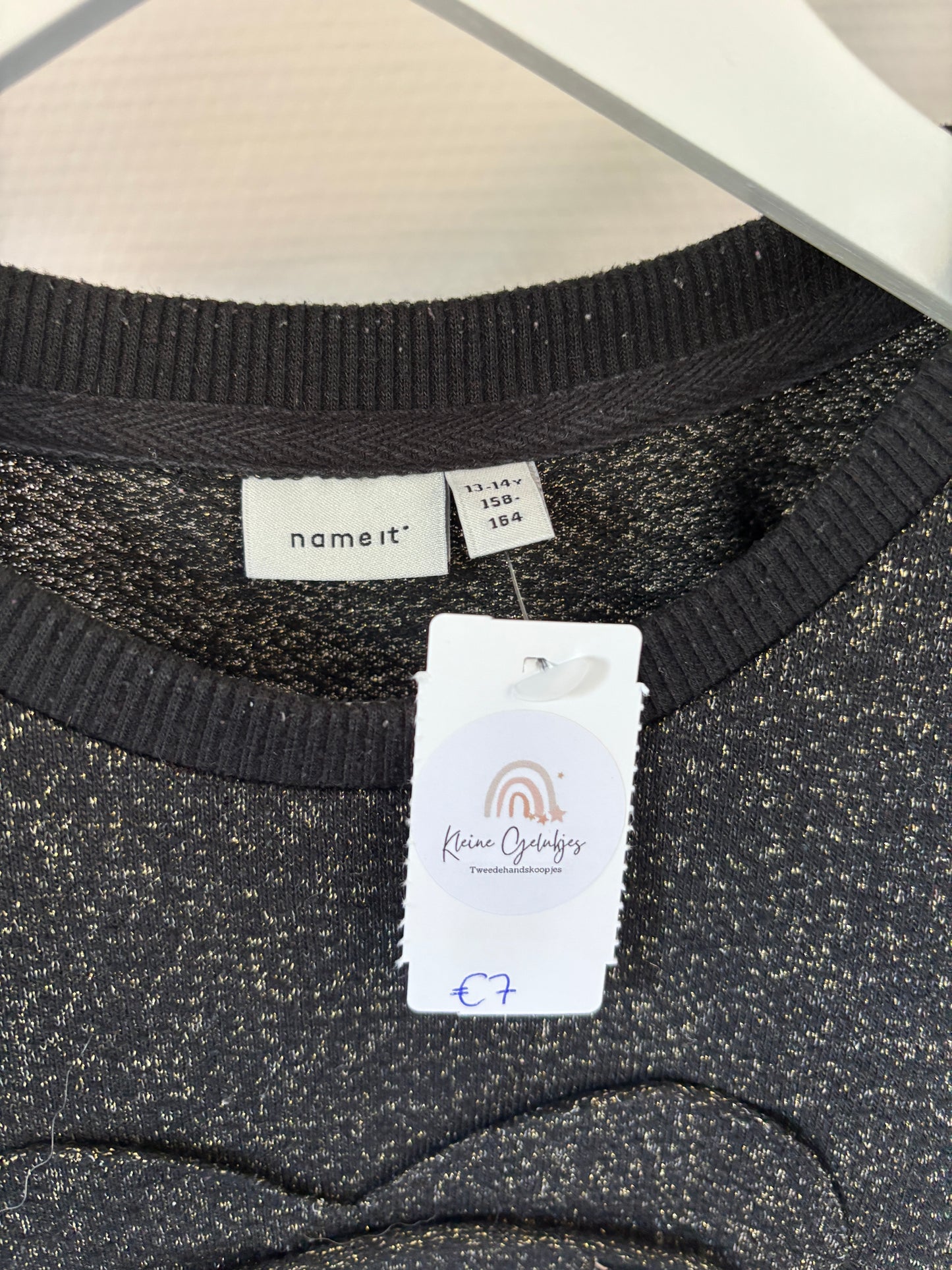 Zwarte trui met gouden glitterdraad