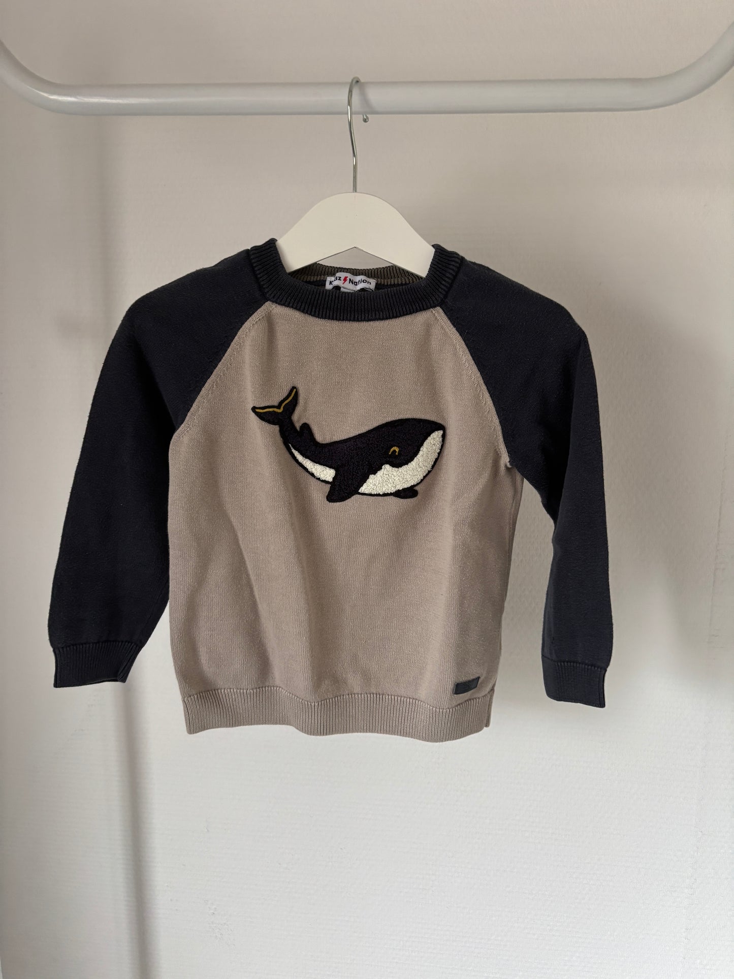 Beige trui met walvis