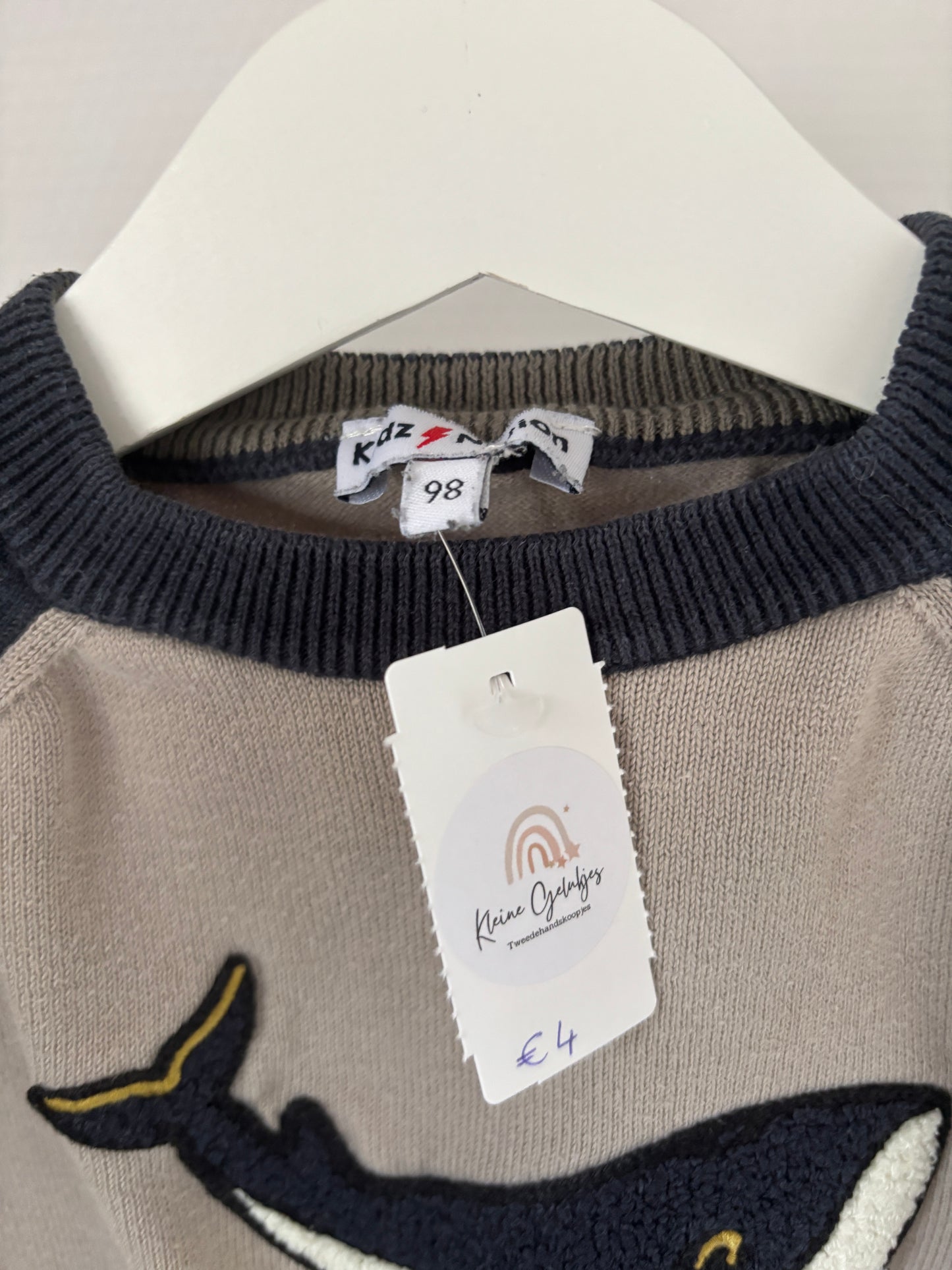 Beige trui met walvis