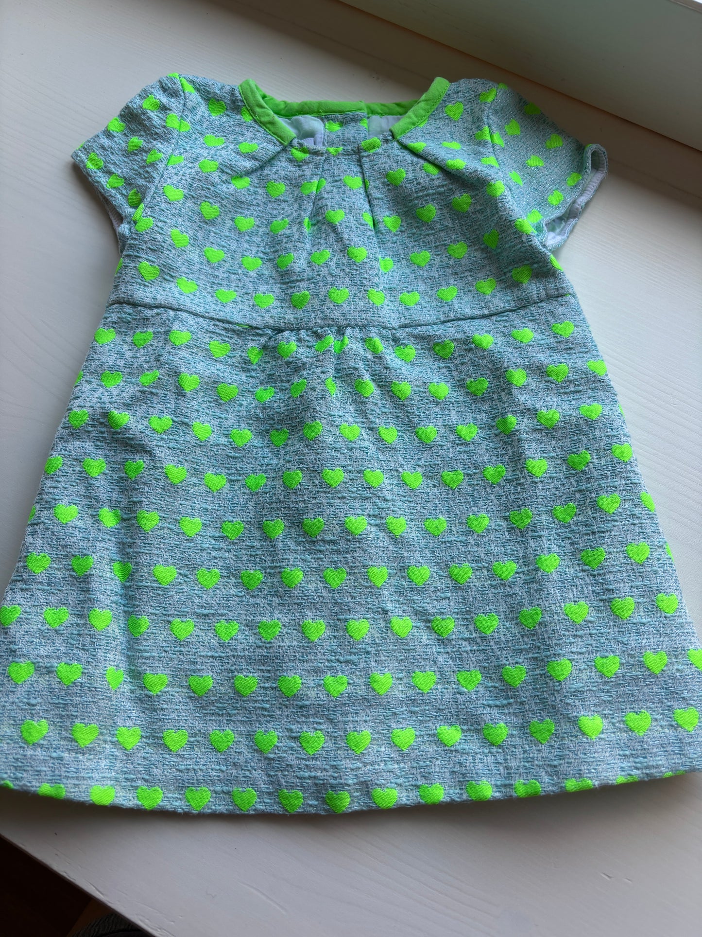 Lichtblauw jurkje met groene hartjes