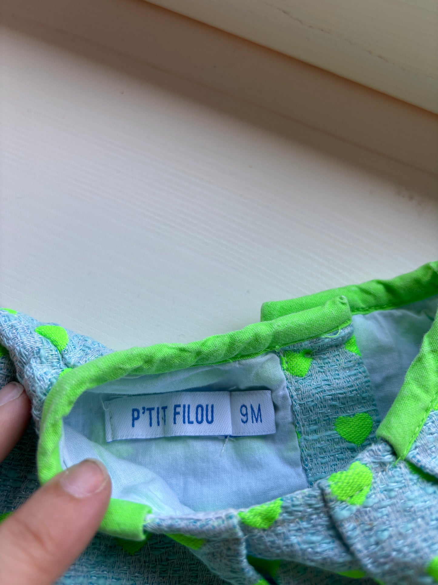 Lichtblauw jurkje met groene hartjes