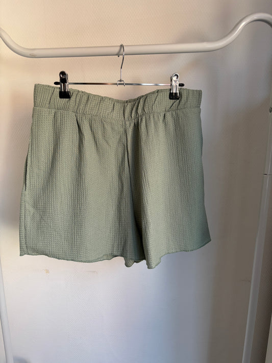 Lichtgroene short