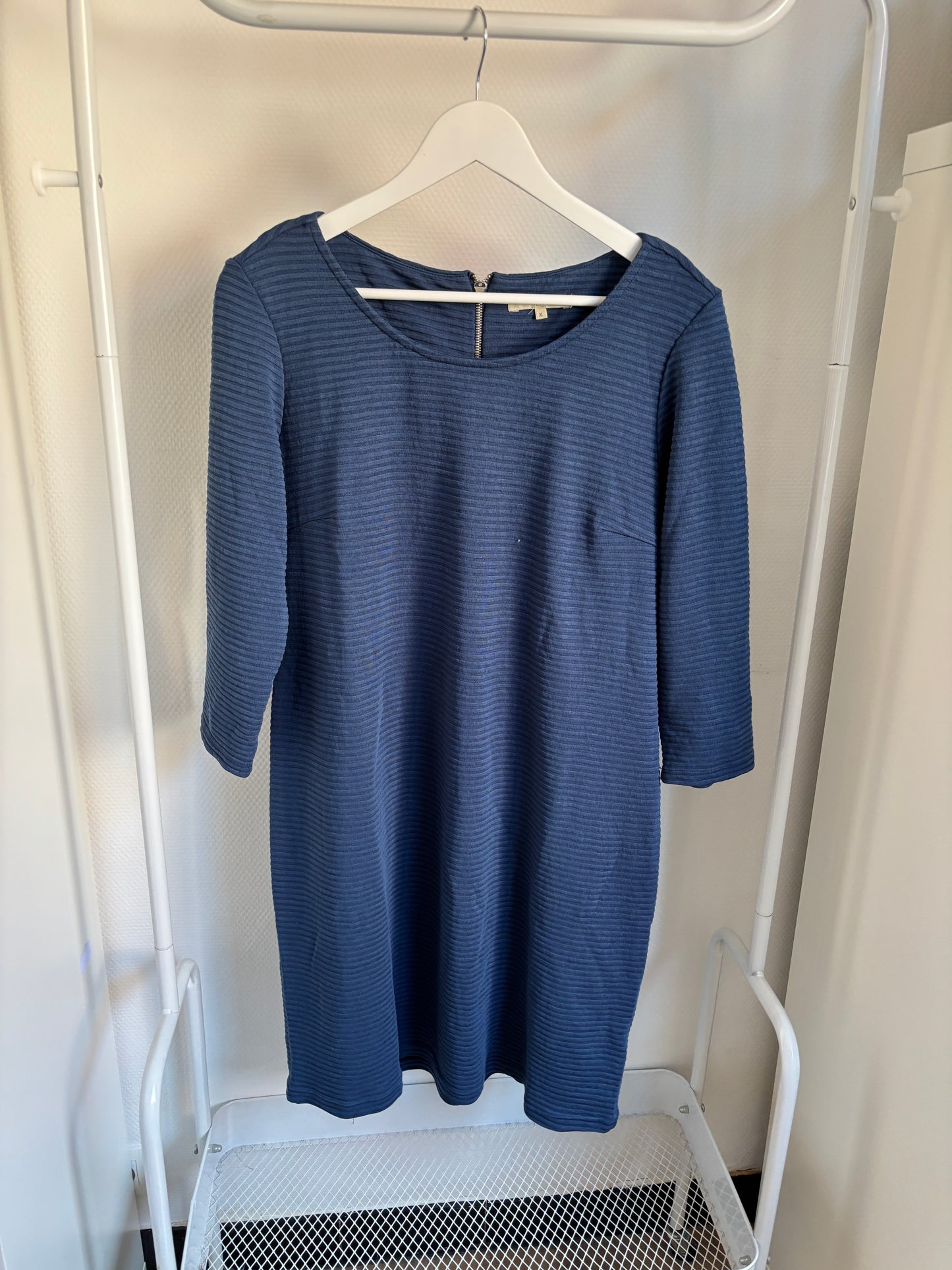 Blauwe zwangerschapsjurk met driekwartmouwen