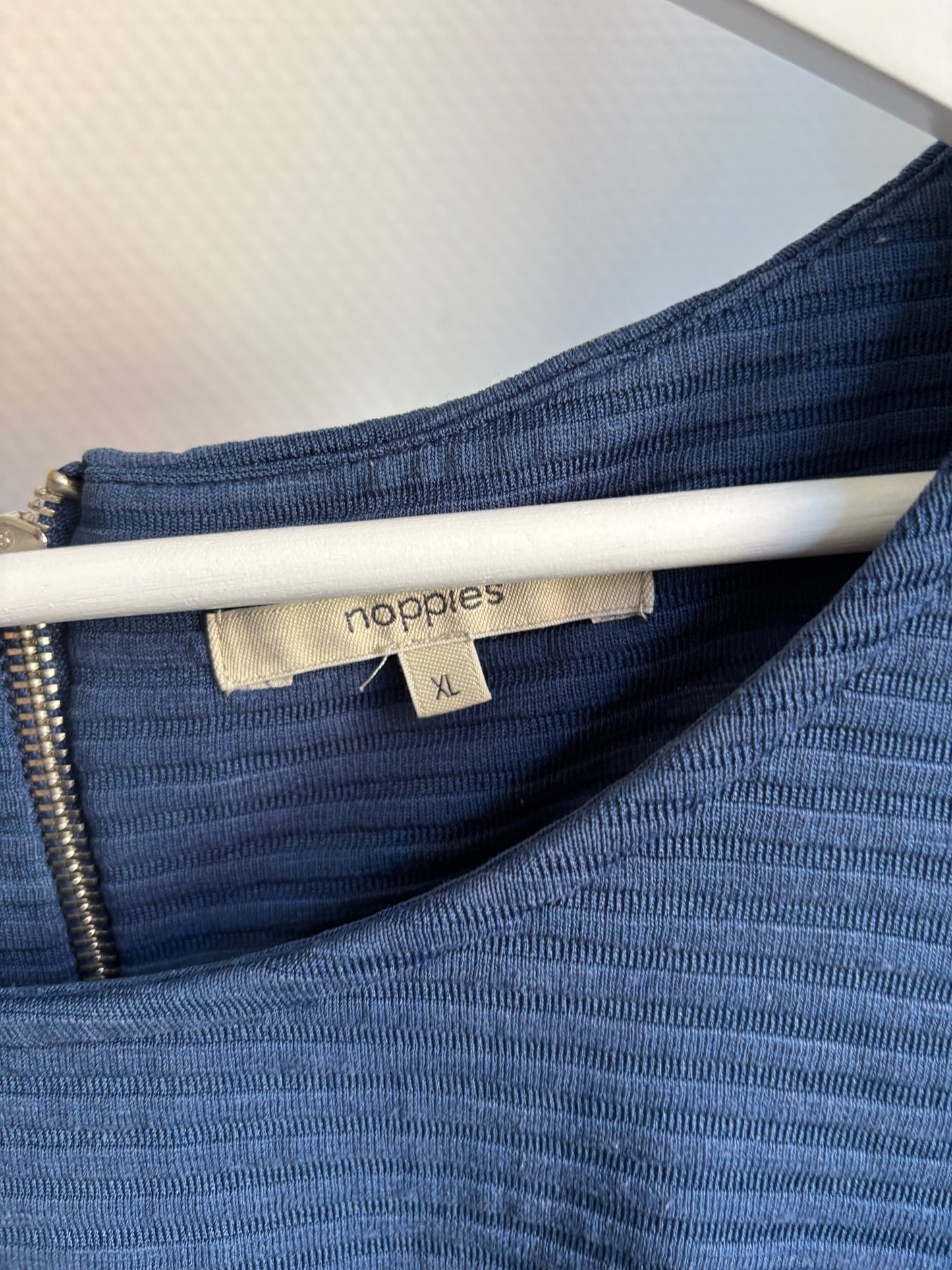 Blauwe zwangerschapsjurk met driekwartmouwen