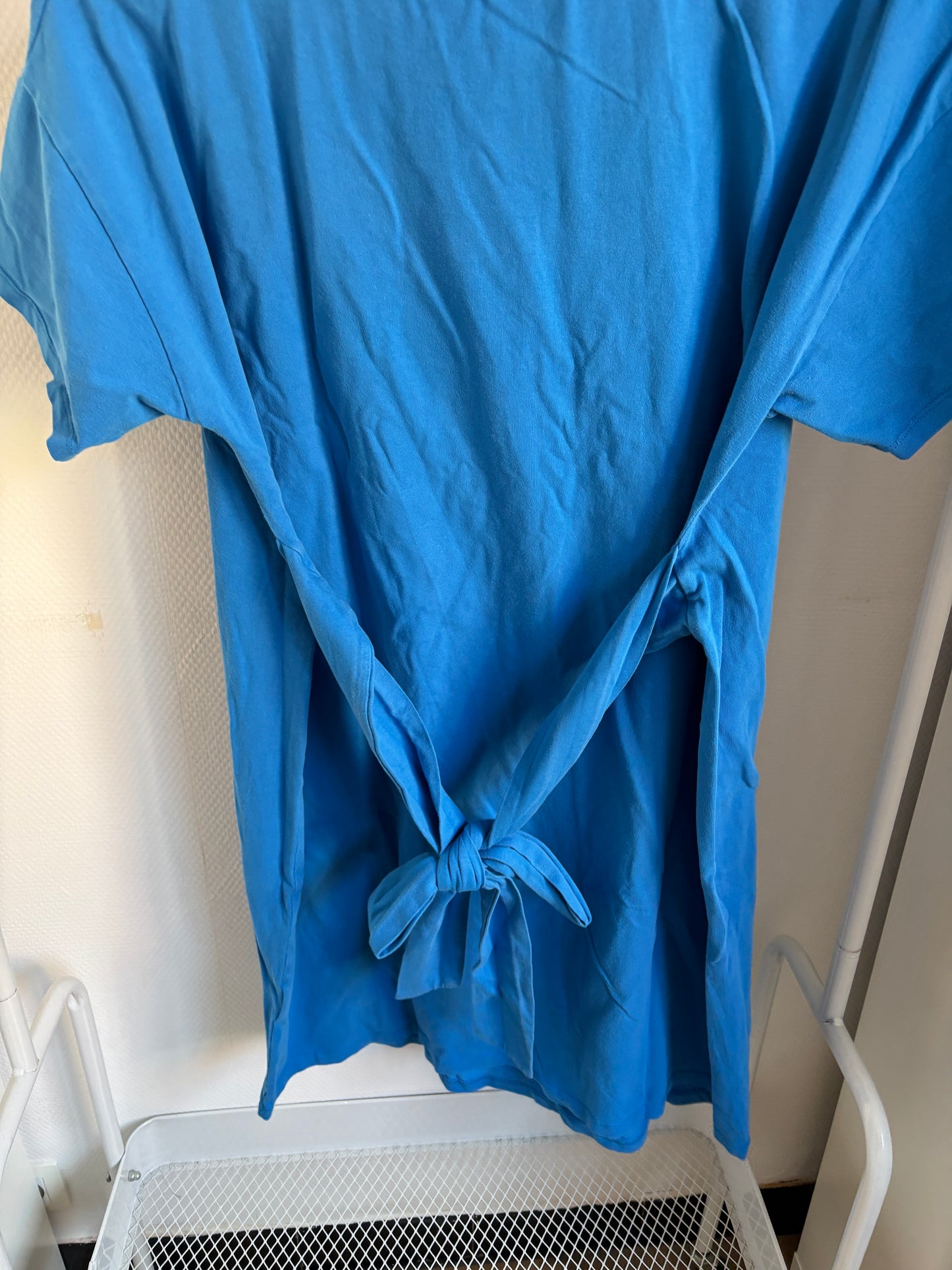 Blauwe zwangerschapsjurk met korte mouwen