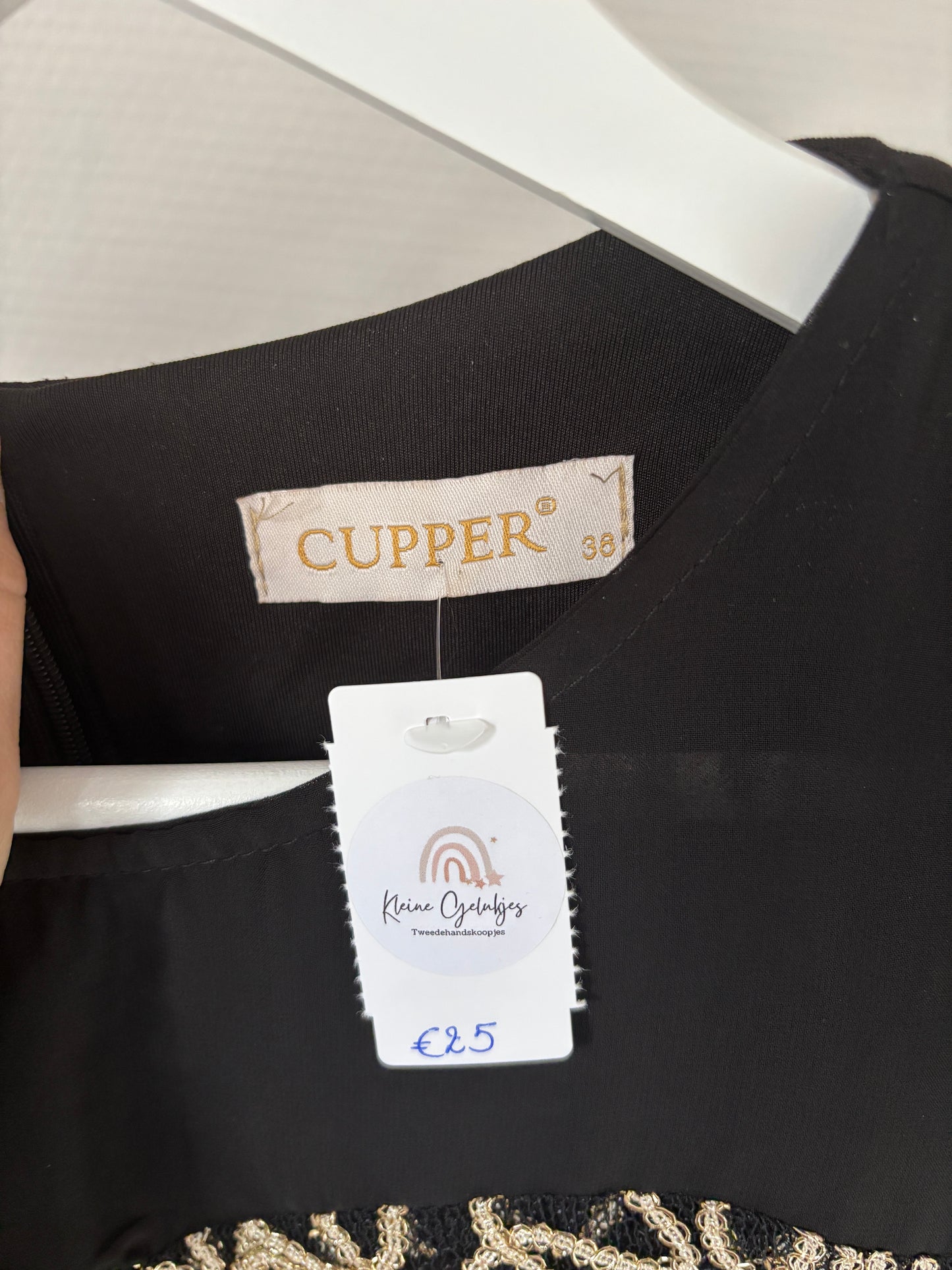 Zwarte jurk met gouden accentjes