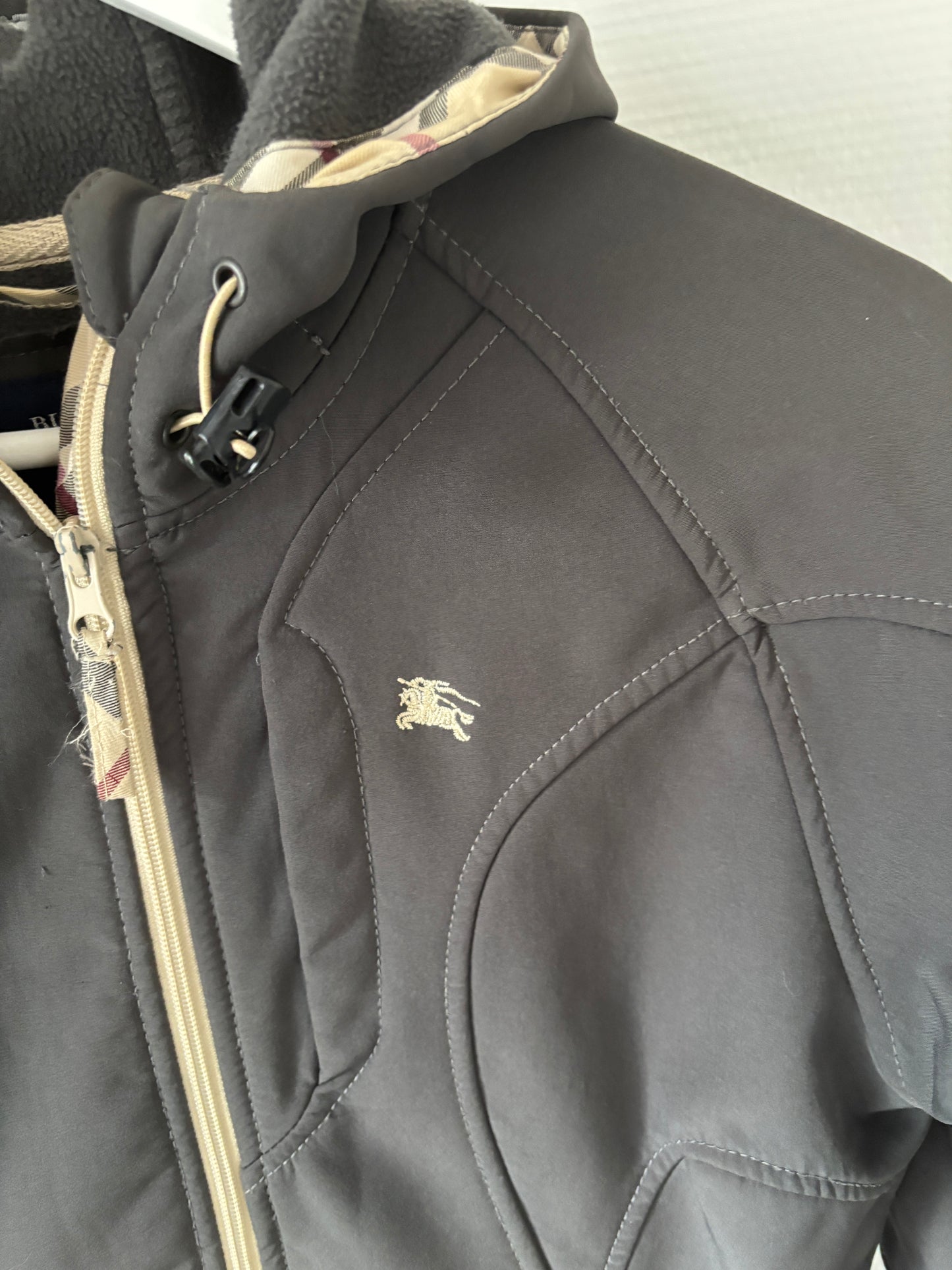 Grijze winddichte jas