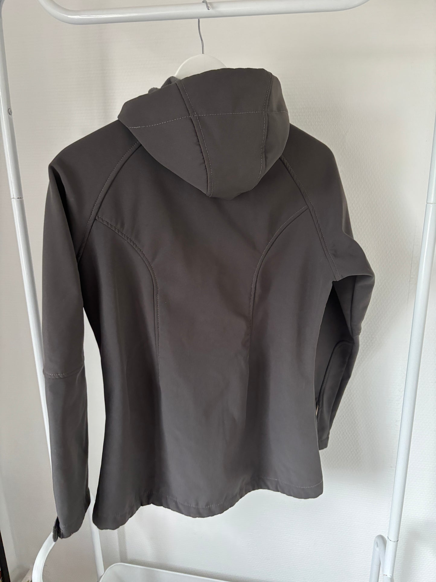 Grijze winddichte jas