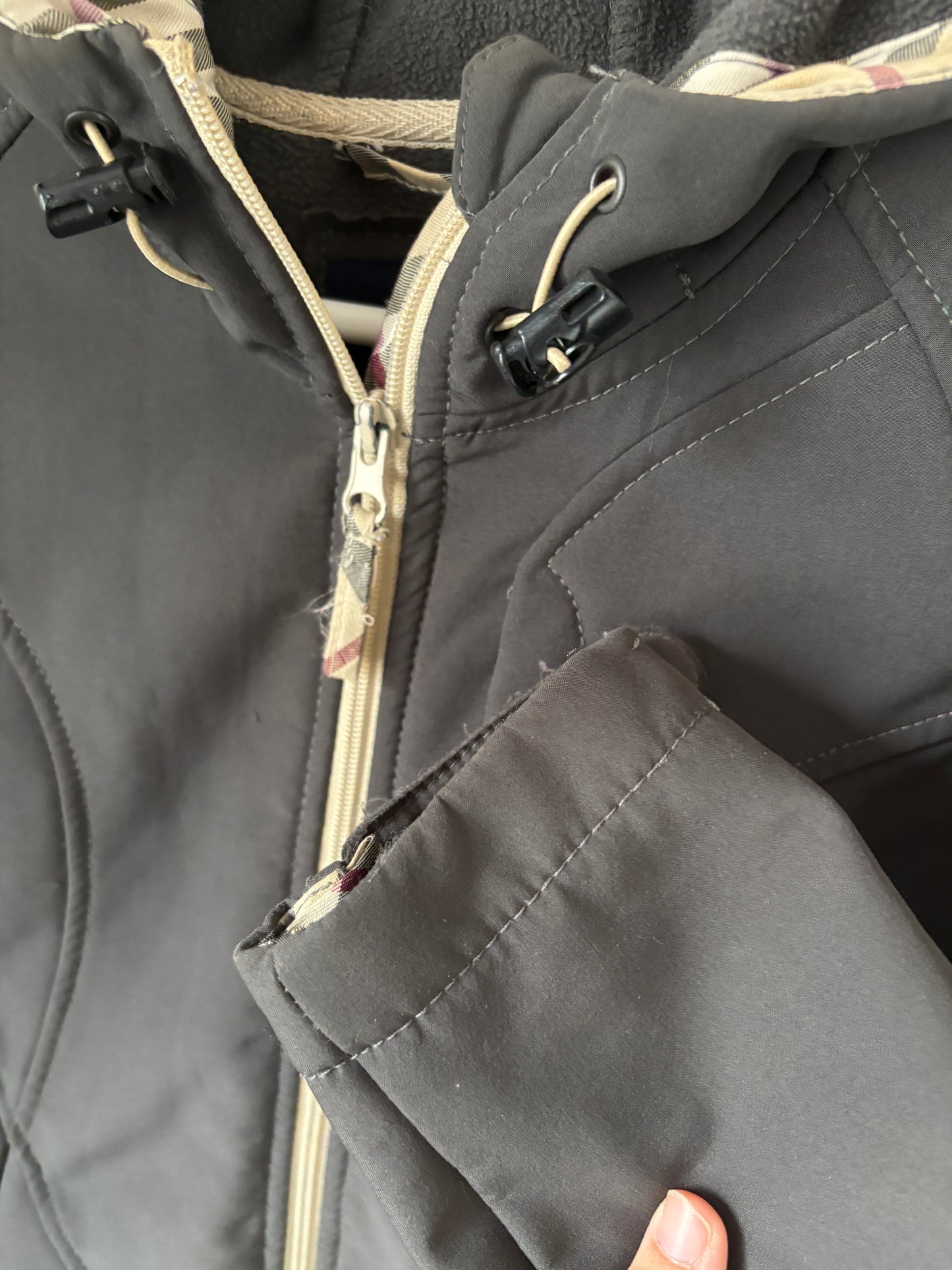 Grijze winddichte jas