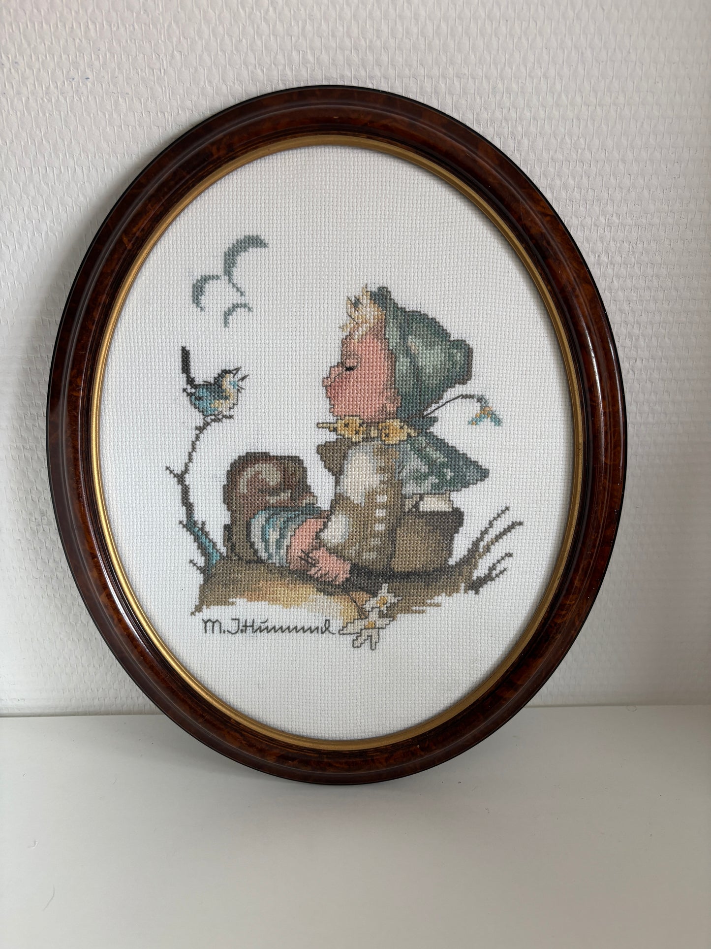 Ingelijst Hummel-borduurwerk: jongetje met vogel