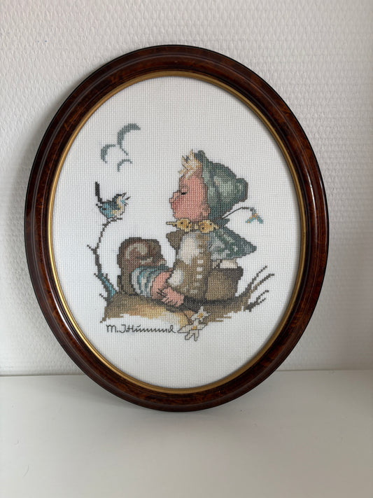 Ingelijst Hummel-borduurwerk: jongetje met vogel